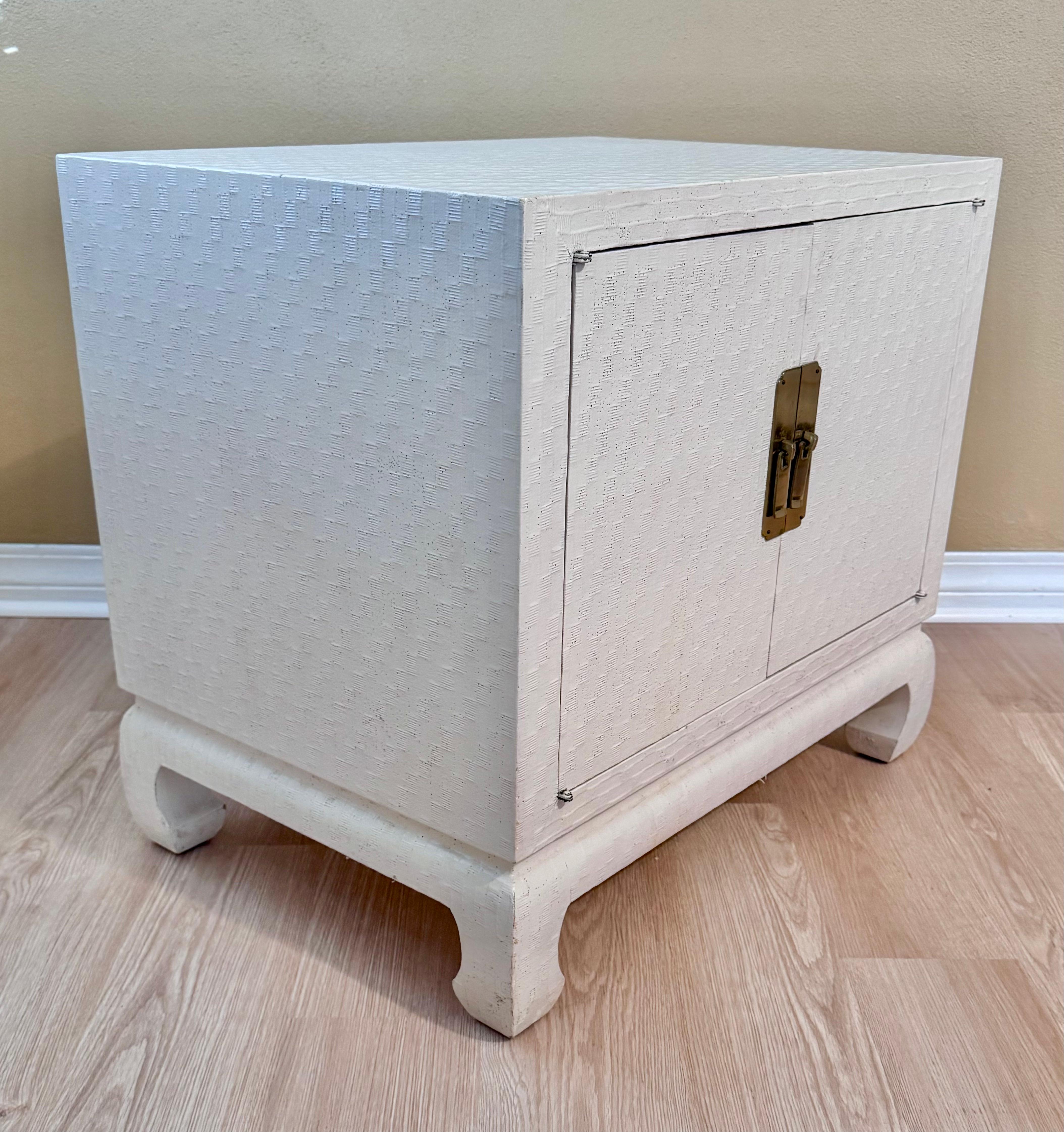 Pair Baker Asian Modern Mid Century Grass Cloth Cream Lacquer Raffia Nightstands For Sale 2