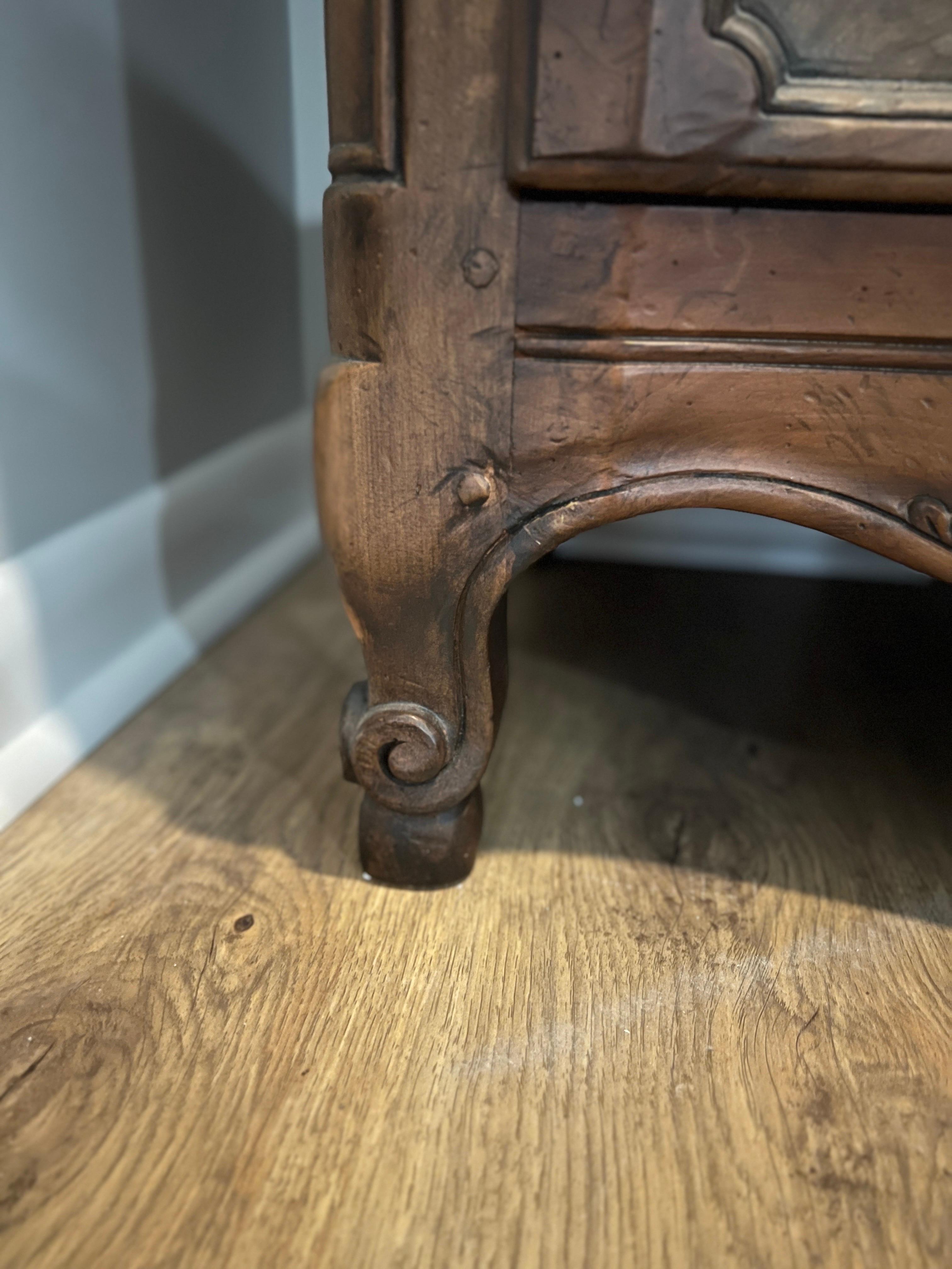 Ottone Coppia, Baker Collector's Edition Commodo a 3 cassetti in stile rustico francese in vendita