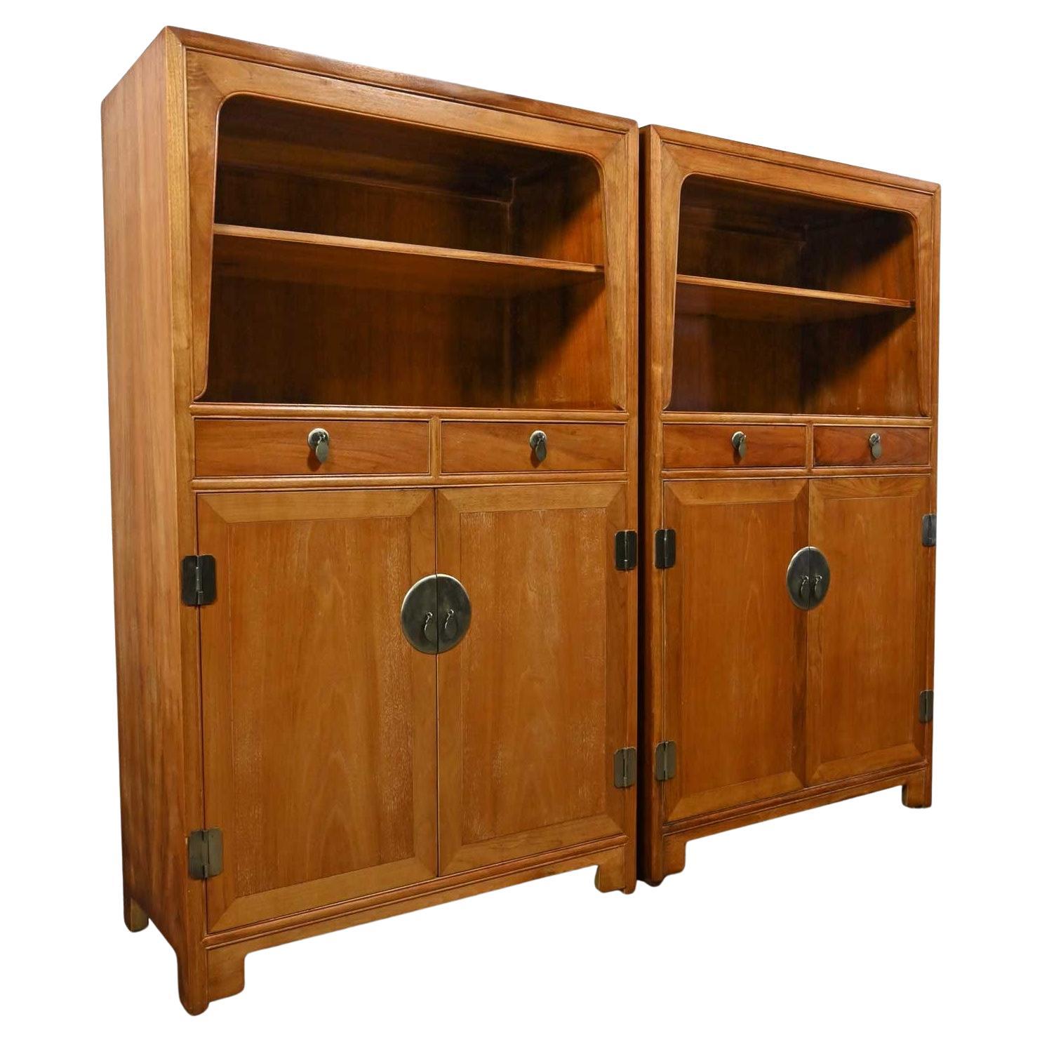 Paire d'armoires colonnade en bois d'orme naturel de la collection Baker Far East de Michael Taylor en vente