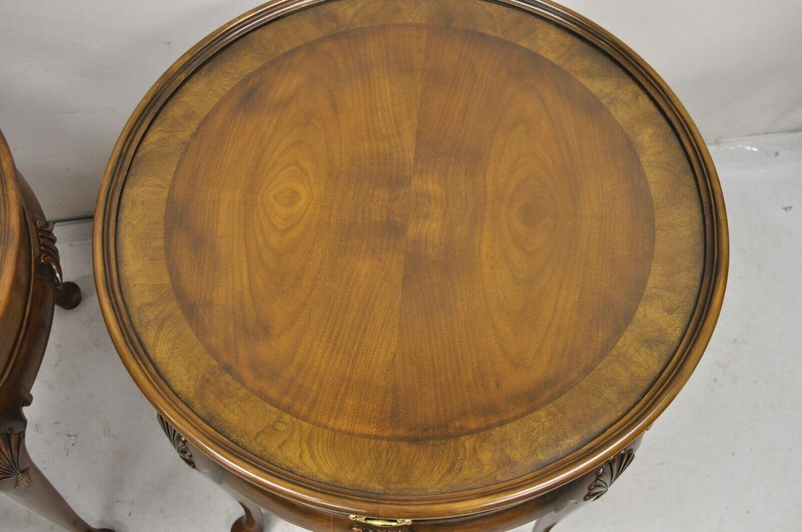 Pareja Baker Muebles ingleses estilo Queen Anne Mesas auxiliares redondas de nogal burl Nogal en venta