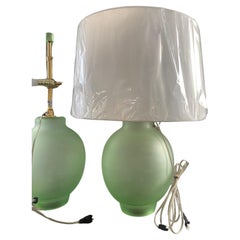 Coppia di lampade da tavolo Baker Furniture in vetro smerigliato di Murano di grandi dimensioni, Italia moderna