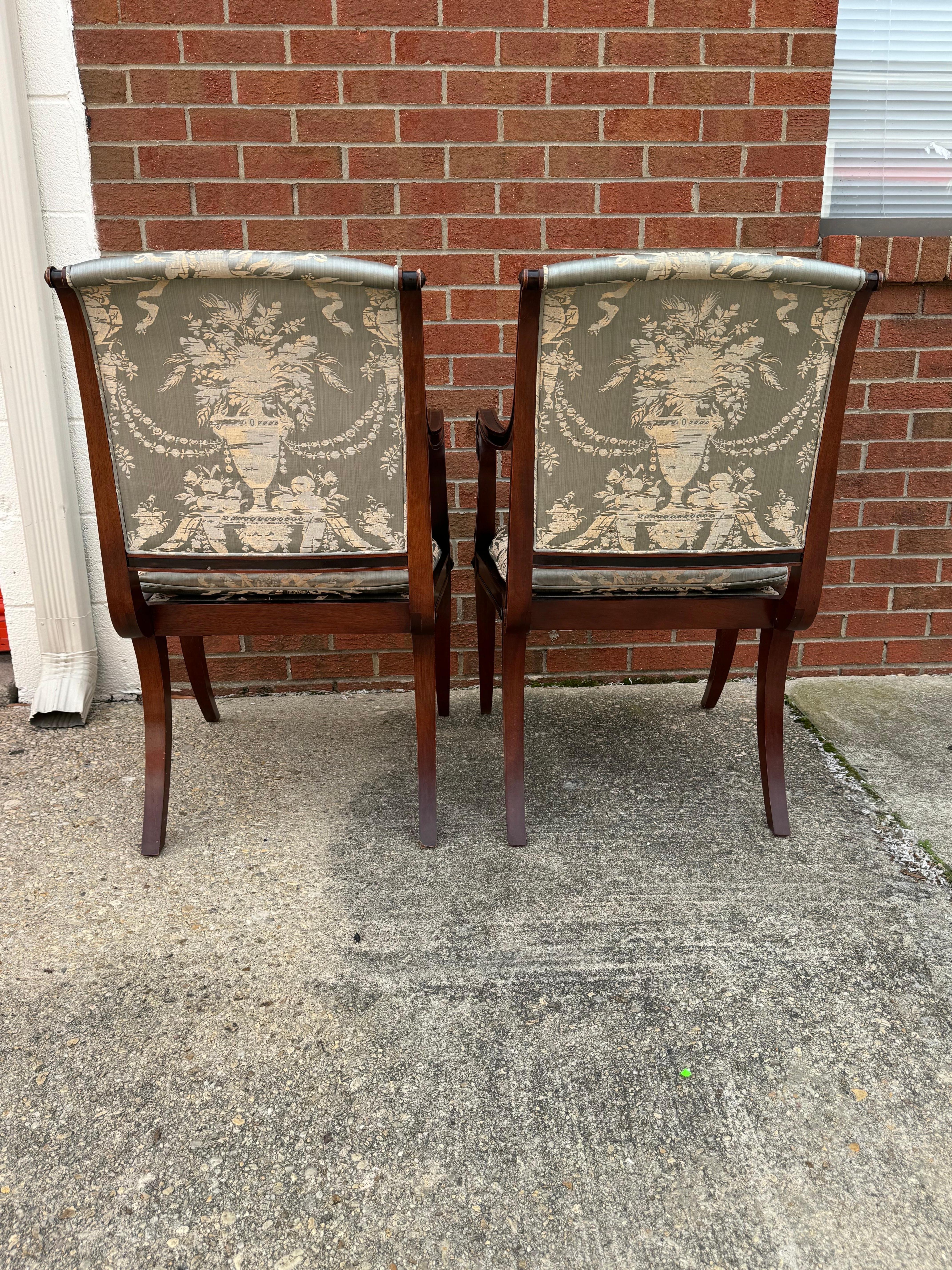 Paar Baker Furniture Regency-Esszimmerstühle mit Klismos-Beinen (amerikanisch) im Angebot