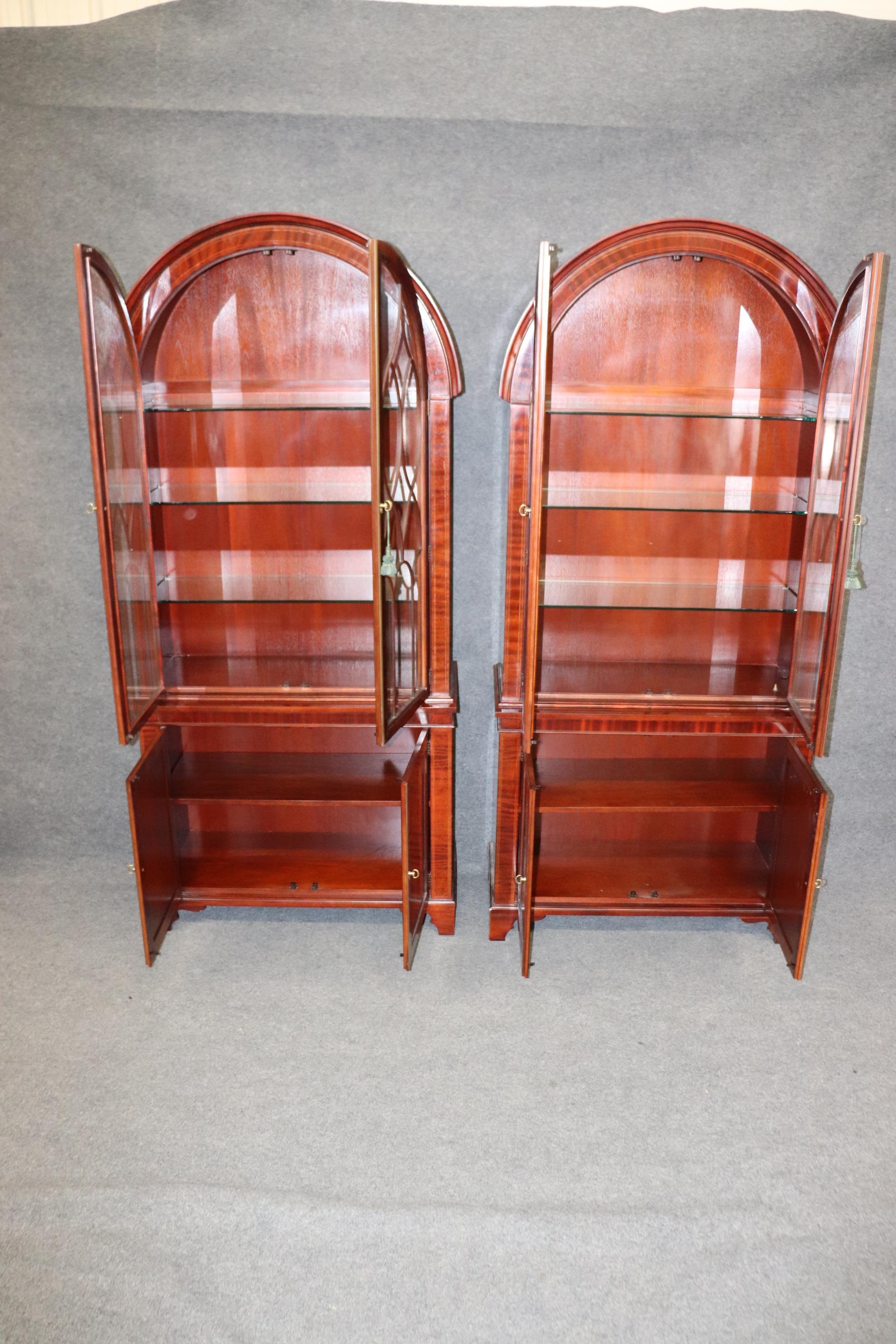 Pair Baker Historic Charleston Collection Georgian Mahogany China Cabinets  In Good Condition In Swedesboro, NJ