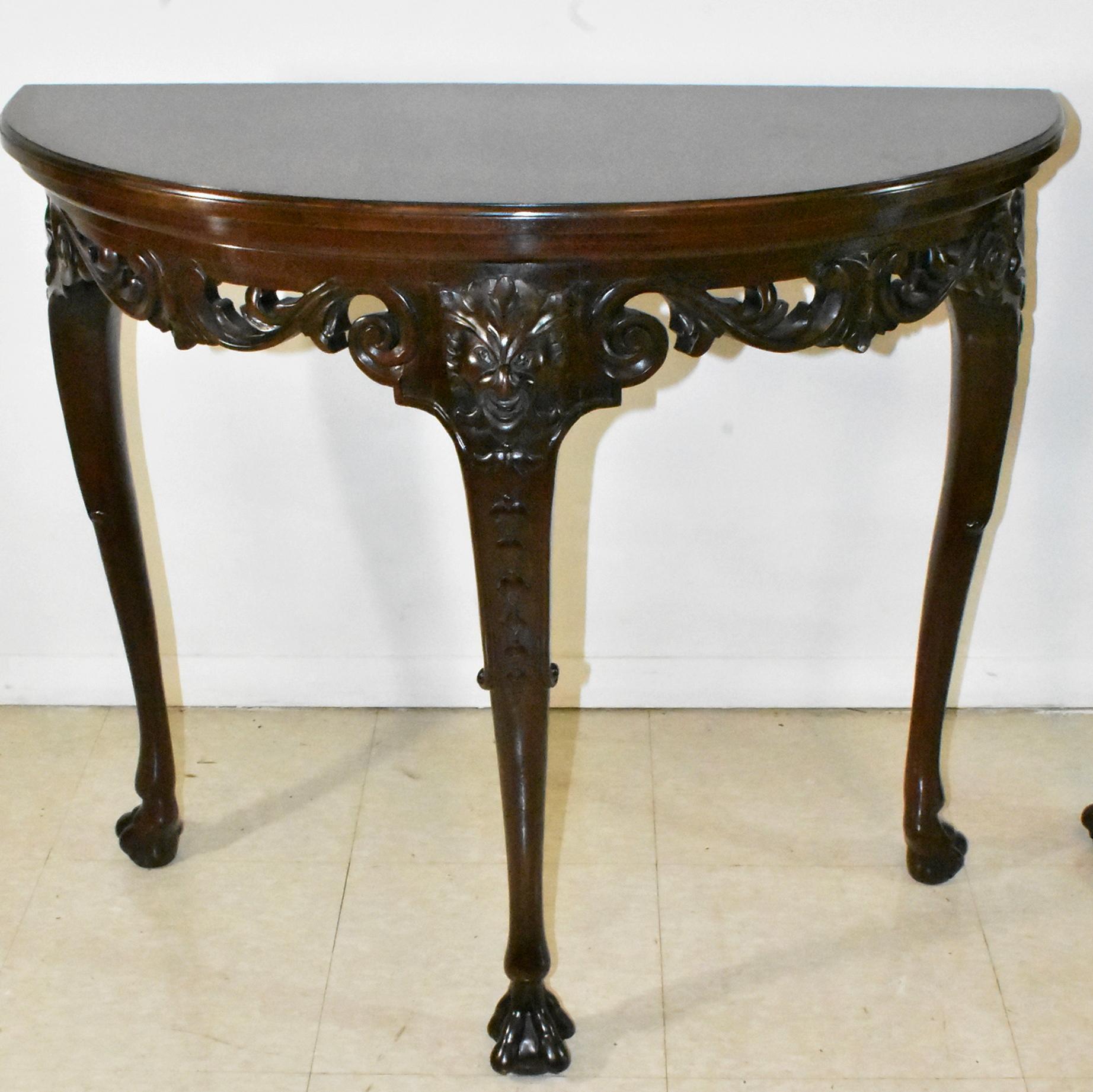 Coppia di tavoli demilune in mogano Chippendale di Baker Furniture. I tavoli presentano una gonna intagliata e traforata e gambe a cabriola con piedi di uccello intagliati su una sfera. Ottime condizioni; usura minima. 34