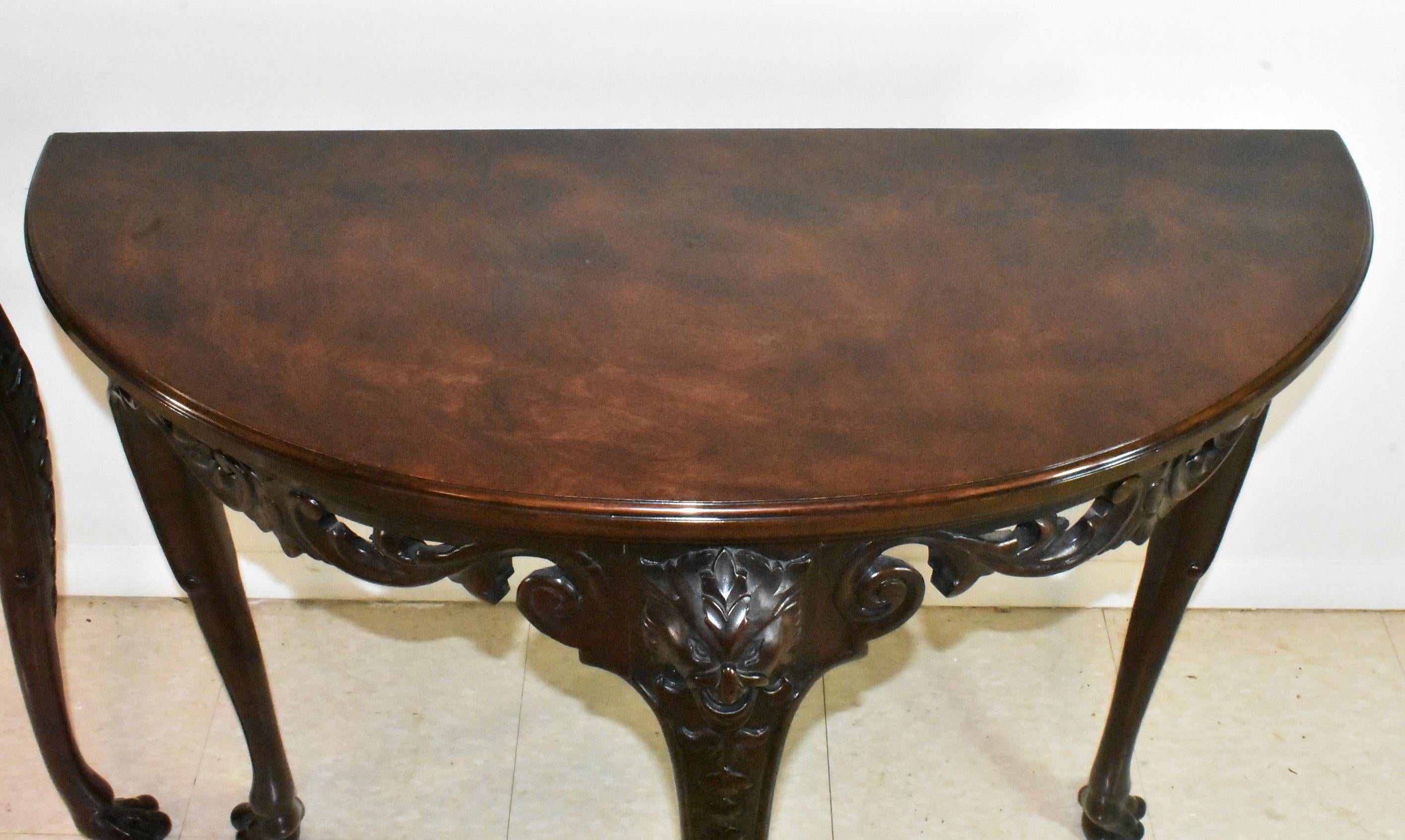 XX secolo Coppia di tavoli Baker Stately Homes Chippendale Demilune in mogano in vendita