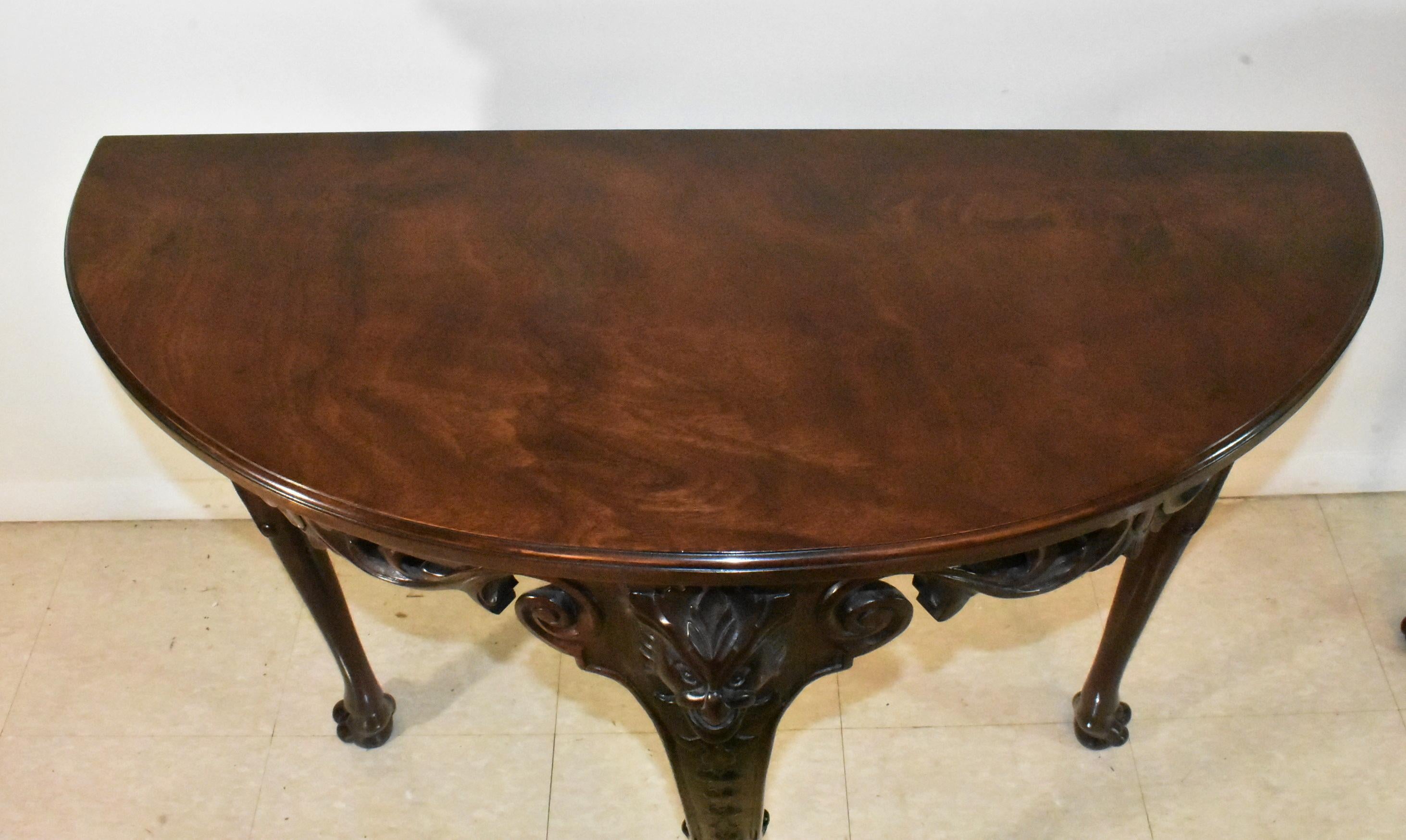Mogano Coppia di tavoli Baker Stately Homes Chippendale Demilune in mogano in vendita
