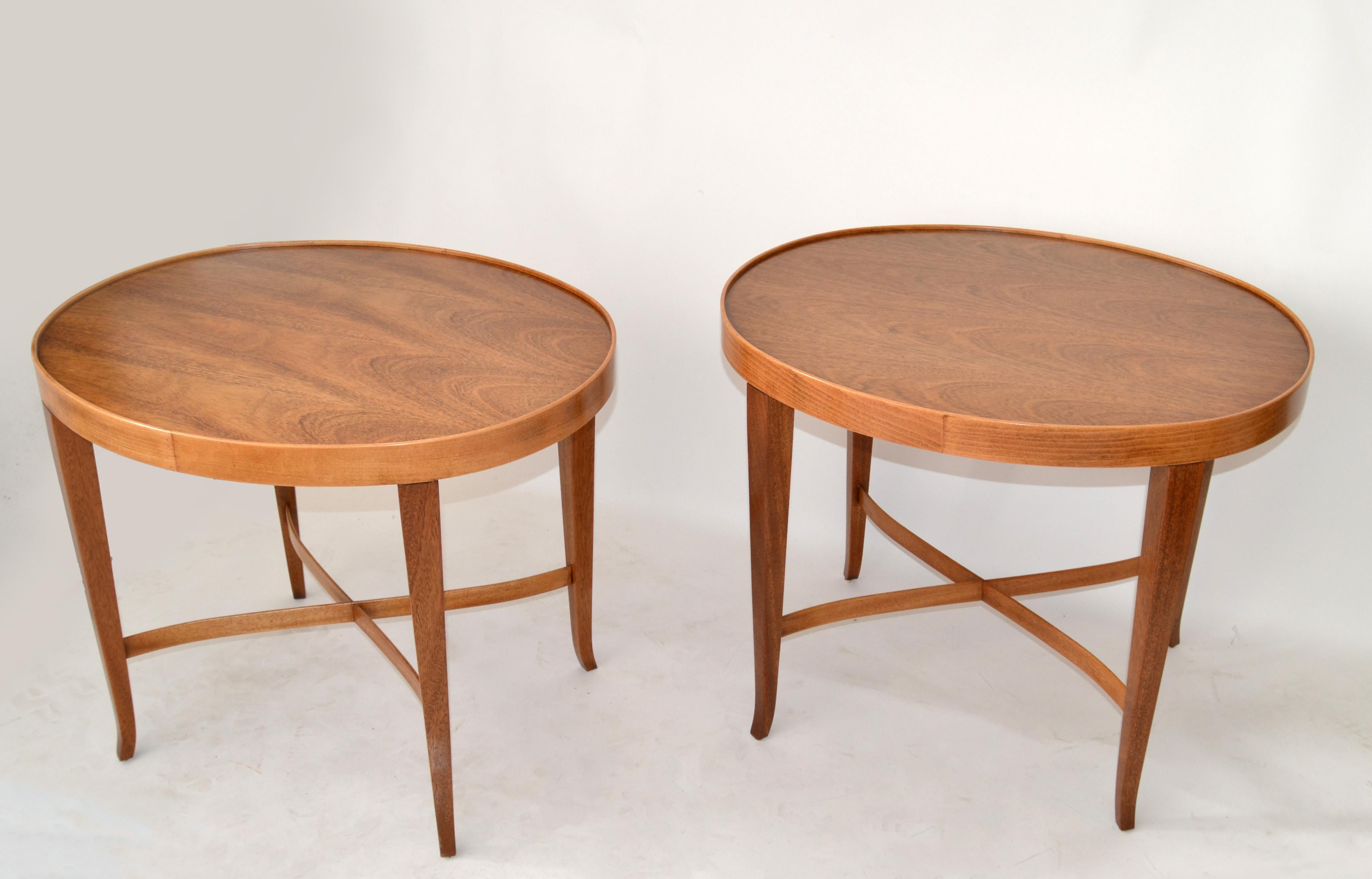Ein Paar vollständig restaurierte ovale Beistelltische aus Nussbaumholz aus der Barbara Barry Collection, hergestellt in den USA von der Baker Furniture Company.
Mit verbundenen Kreuzstreckern auf der Basis, ovalen Oberteilen und einem Band um den