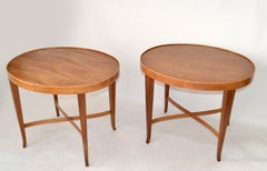 Paire de tables d'appoint ovales en noyer de Barbara Barry Meubles Baker Nouvellement repeintes