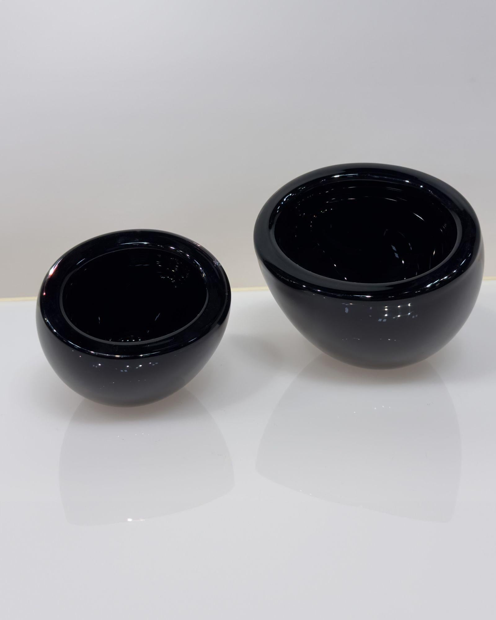 Pair Barbini Black Murano Bowls, Italy 1960. Excellent condition and tagged on bottom.
Measure Large bowl 7