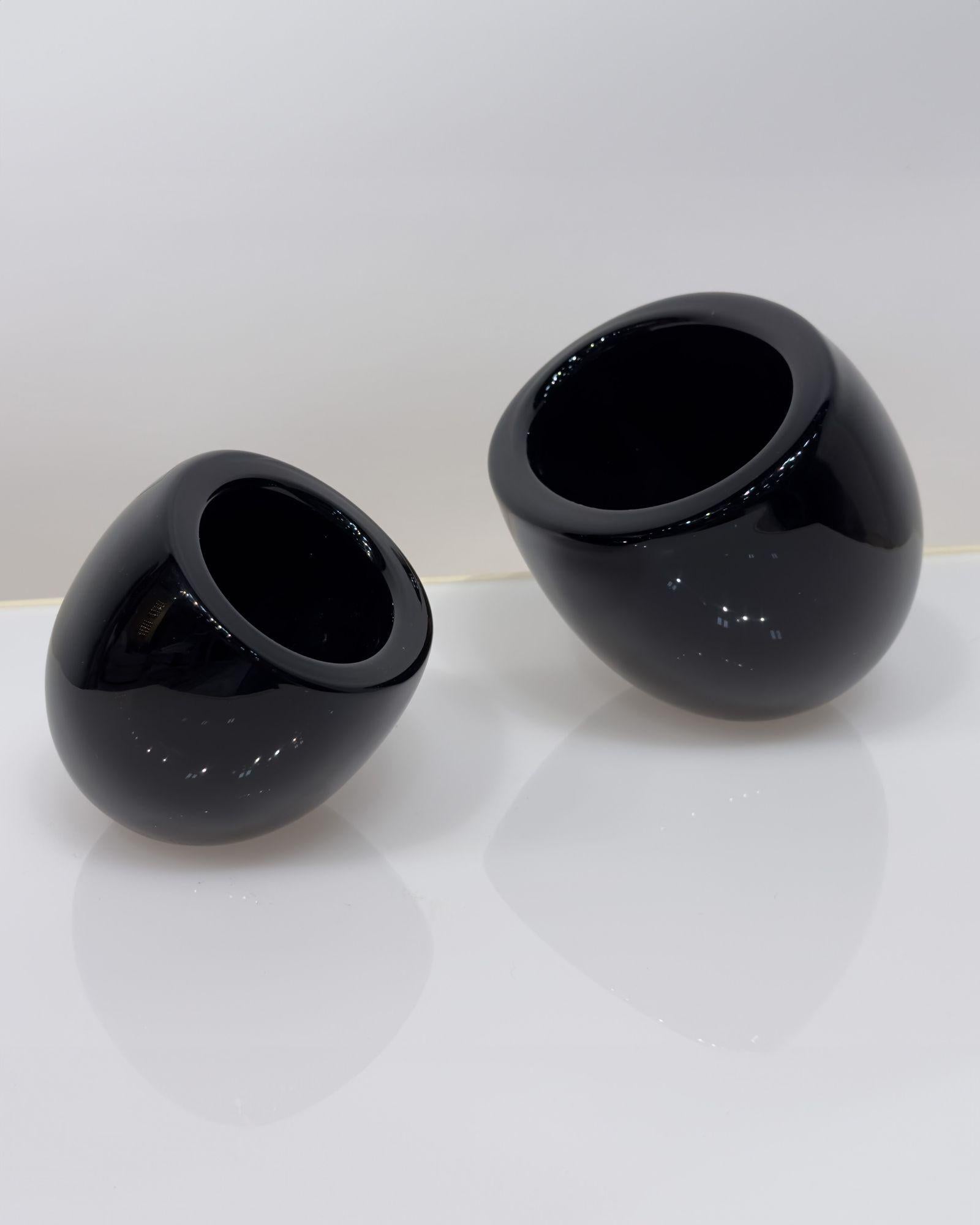 Pair Barbini Black Murano Bowls, Italy 1960 In Excellent Condition For Sale In Chicago, IL