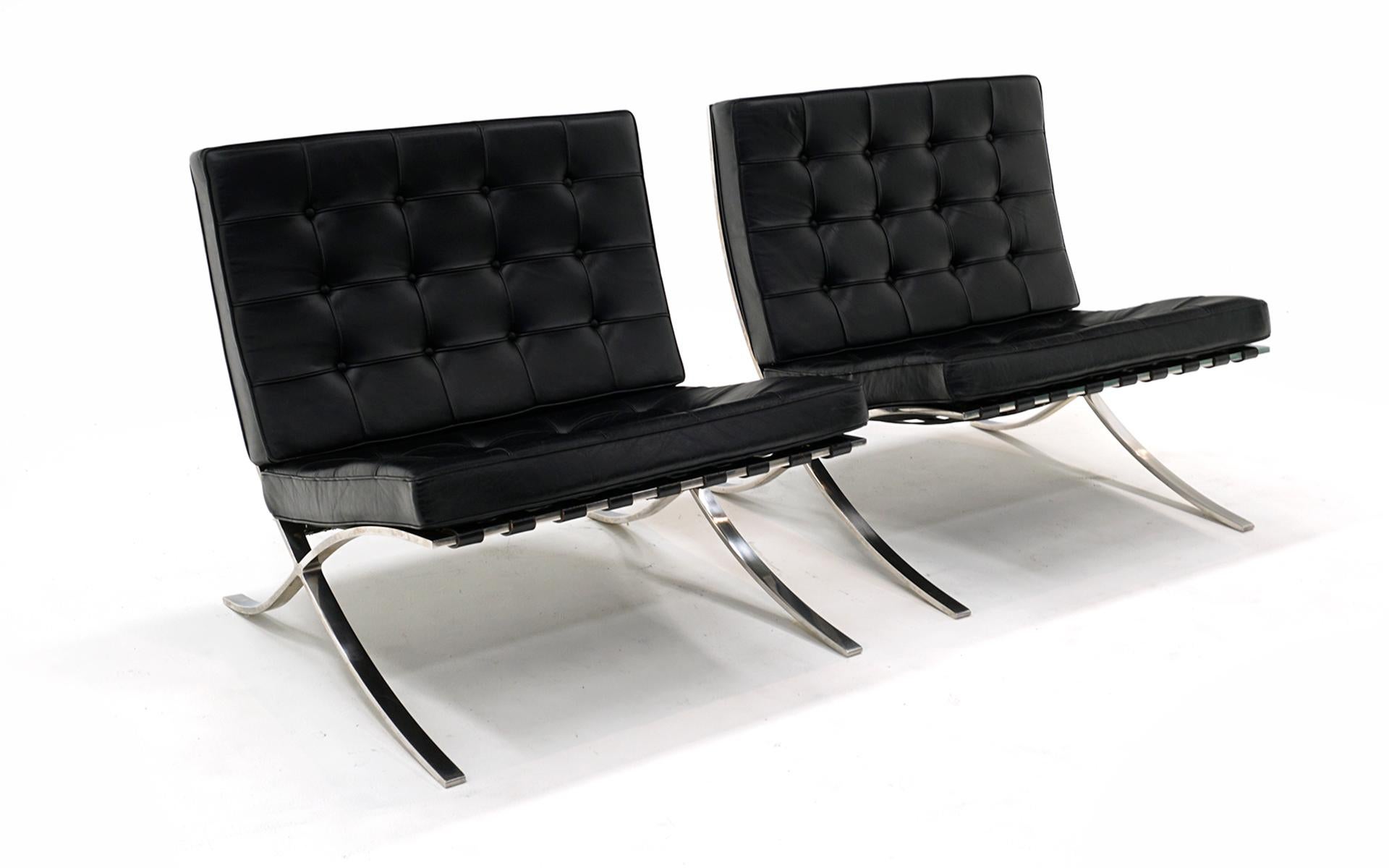 Paire de chaises Barcelona en cuir noir et acier inoxydable poli à la main, d'un style classique et intemporel.   Conçue par Mies van de Rohe en 1929, cette paire a été produite dans les années 1970.  Très bon état, sans déchirures, trous ou