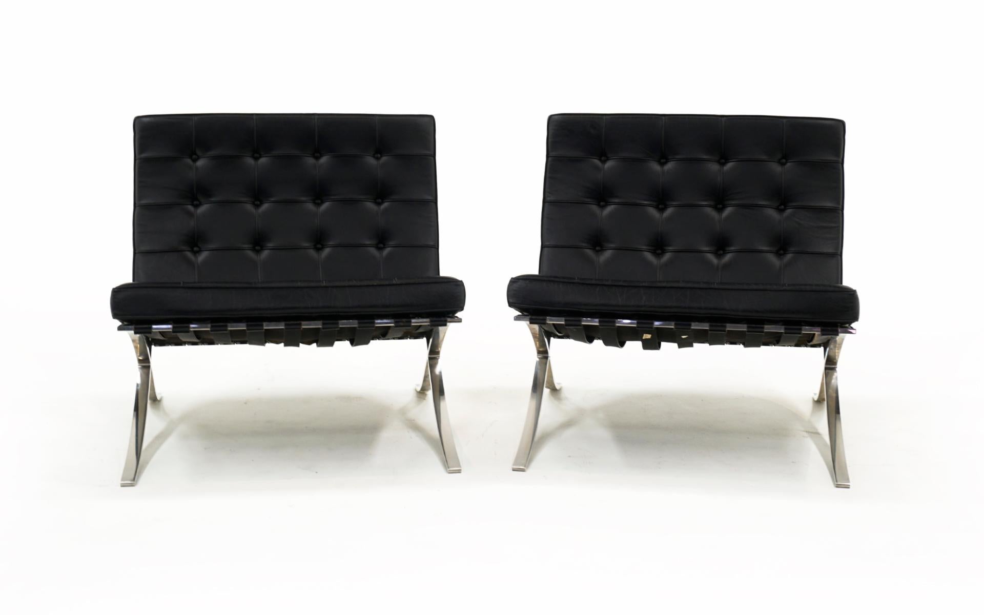 Bauhaus Paire de chaises Barcelona. Cuir noir et acier inoxydable. Mies pour Knoll. Signé en vente