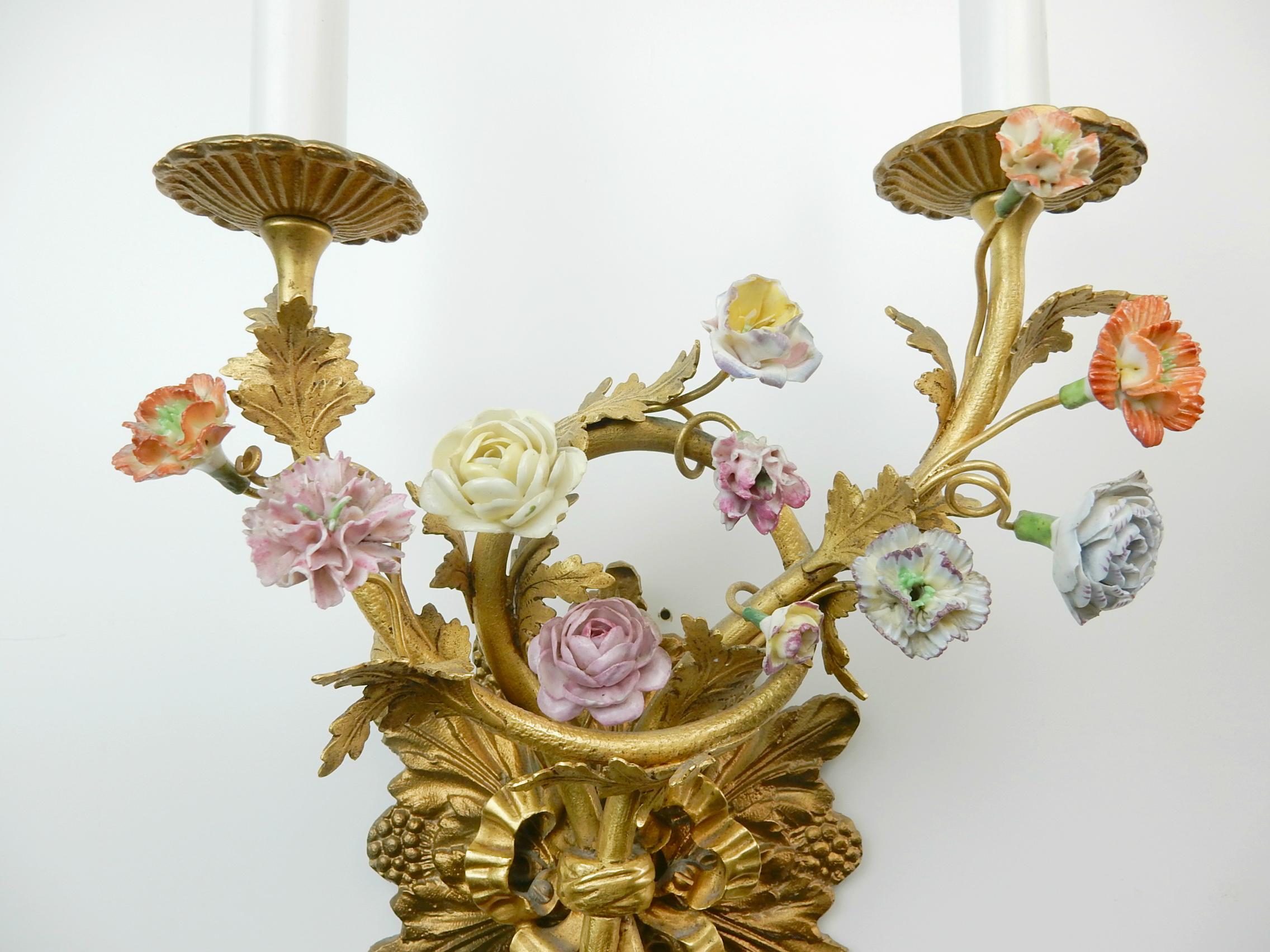 Pair of Baroque Gold Gilded and Porcelain Flower Wall Lamps Sconces In Good Condition In Las Vegas, NV