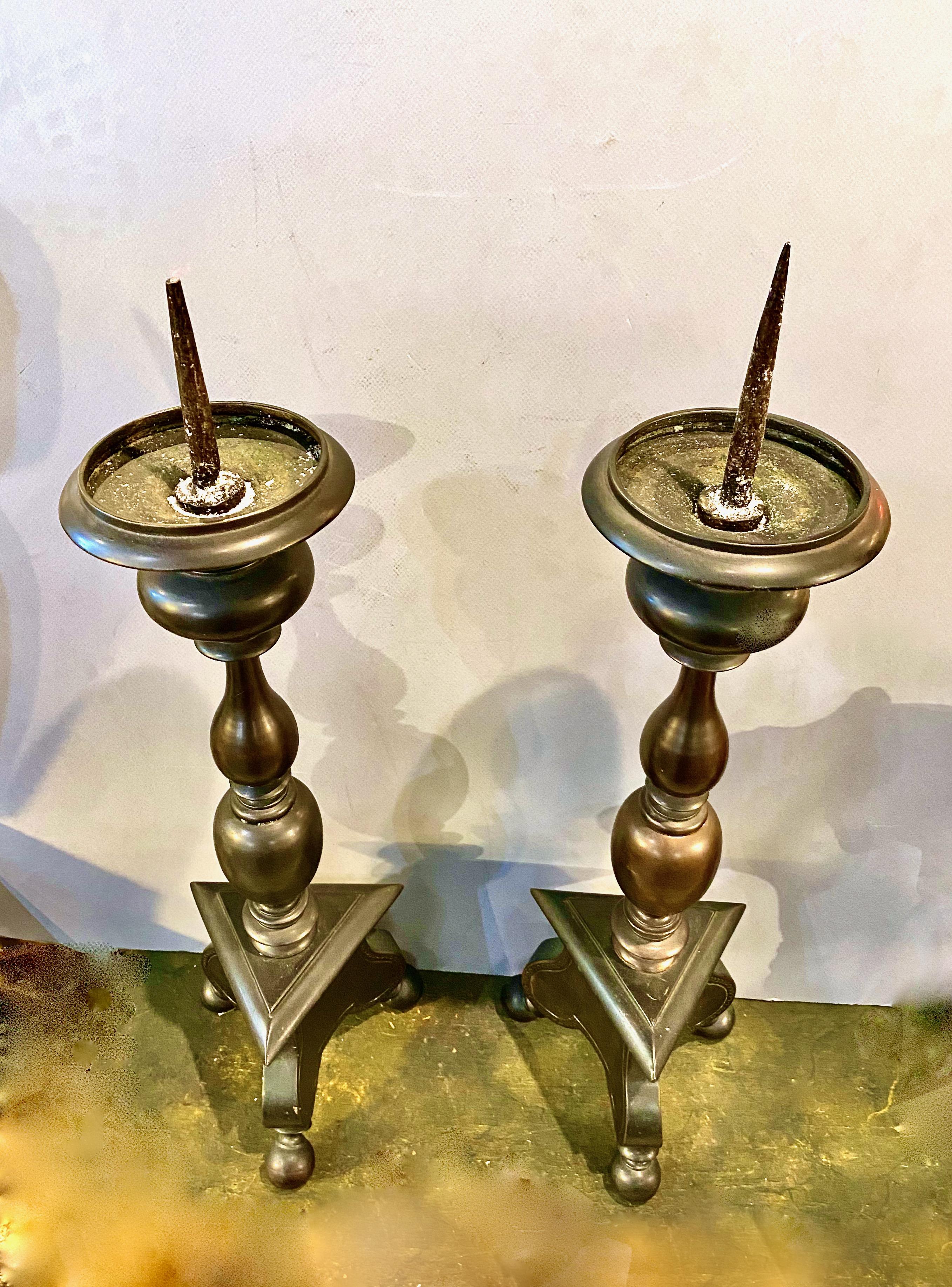 Paar Bronze 17. Jh. Kerzenständer (Italienisch) im Angebot