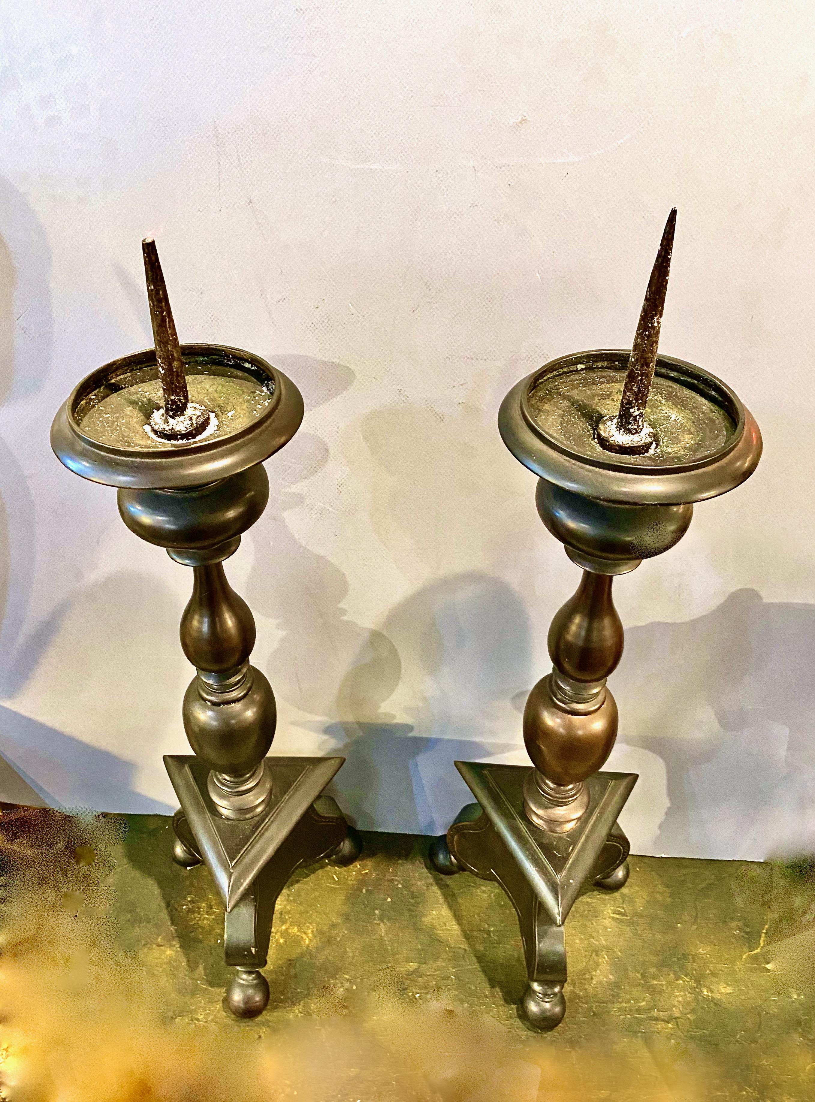 Italiano Coppia di candelabri in bronzo antico in vendita