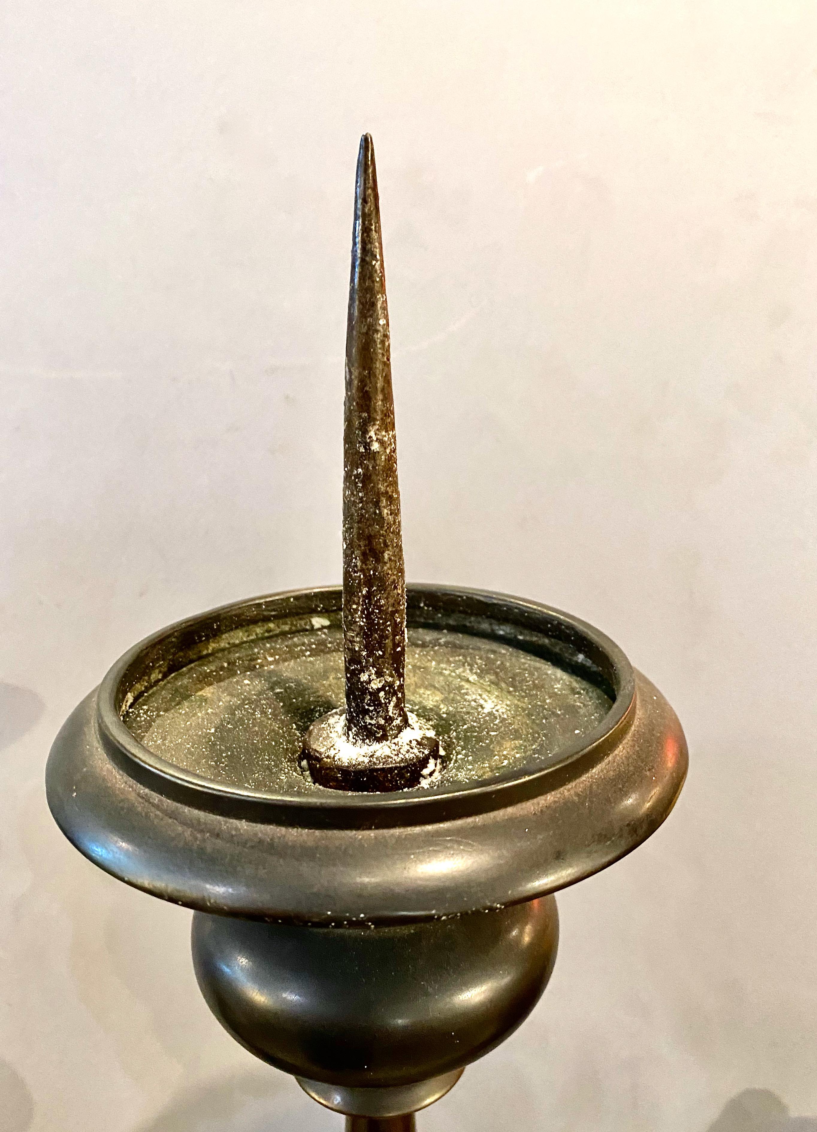 Calco Coppia di candelabri in bronzo antico in vendita