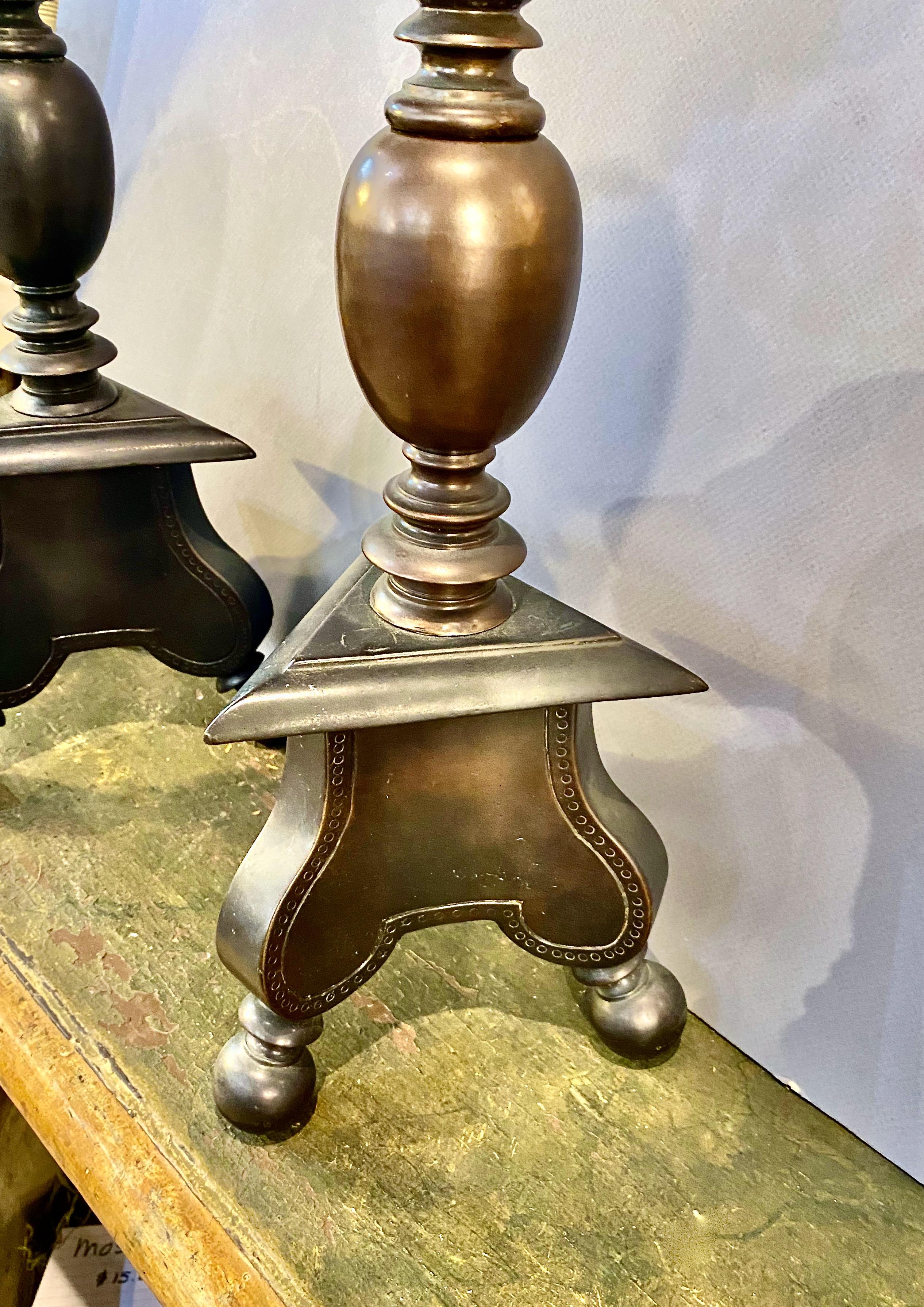 Coppia di candelabri in bronzo antico In condizioni buone in vendita a Pasadena, CA