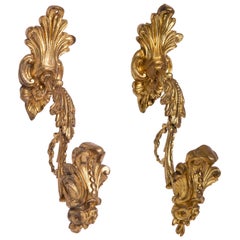 Paire de dos à cravate de style baroque en bronze doré