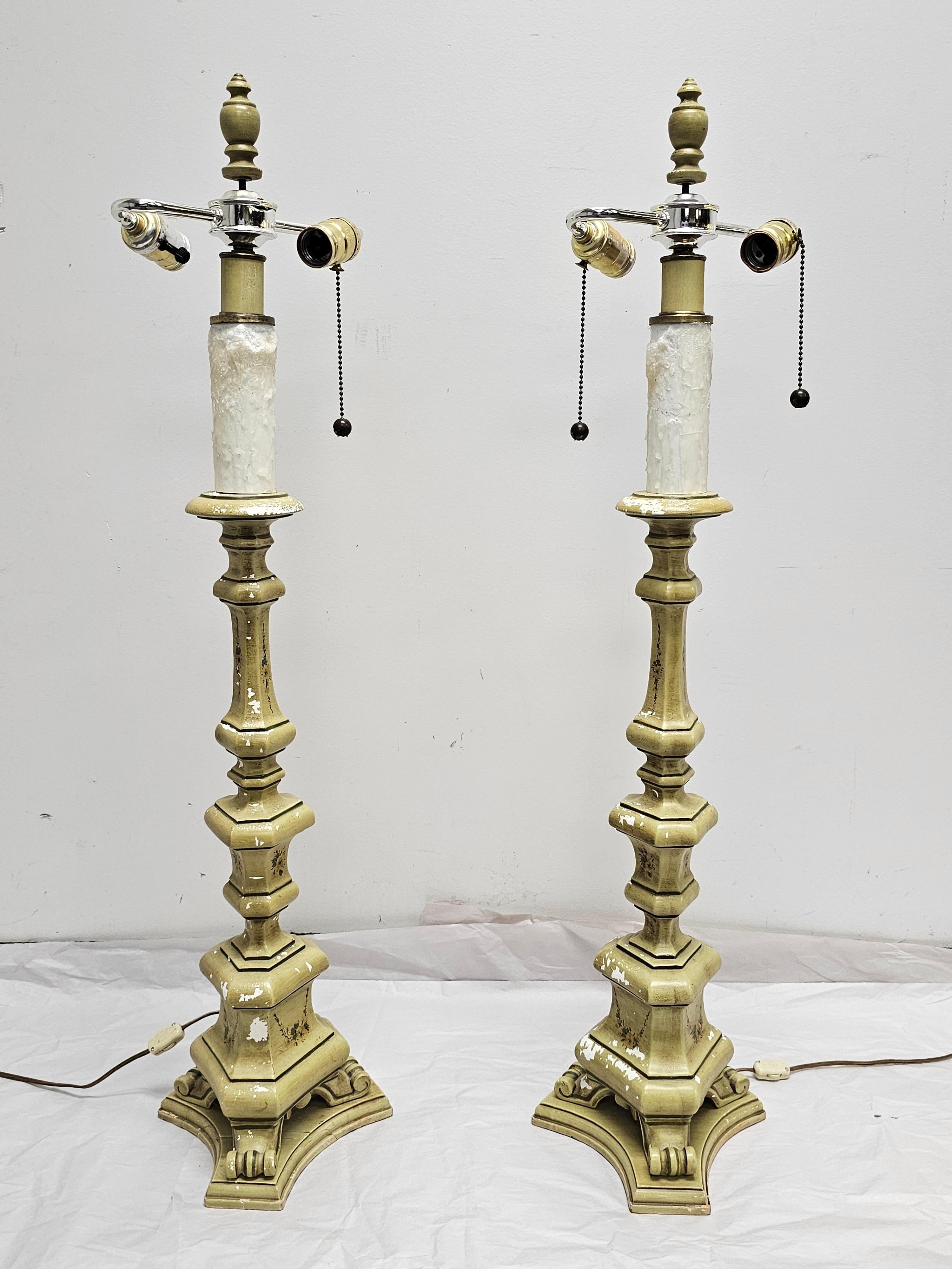 Paar handbemalte italienische Pricket-Kerzenständer im Barockstil (Italienisch) im Angebot