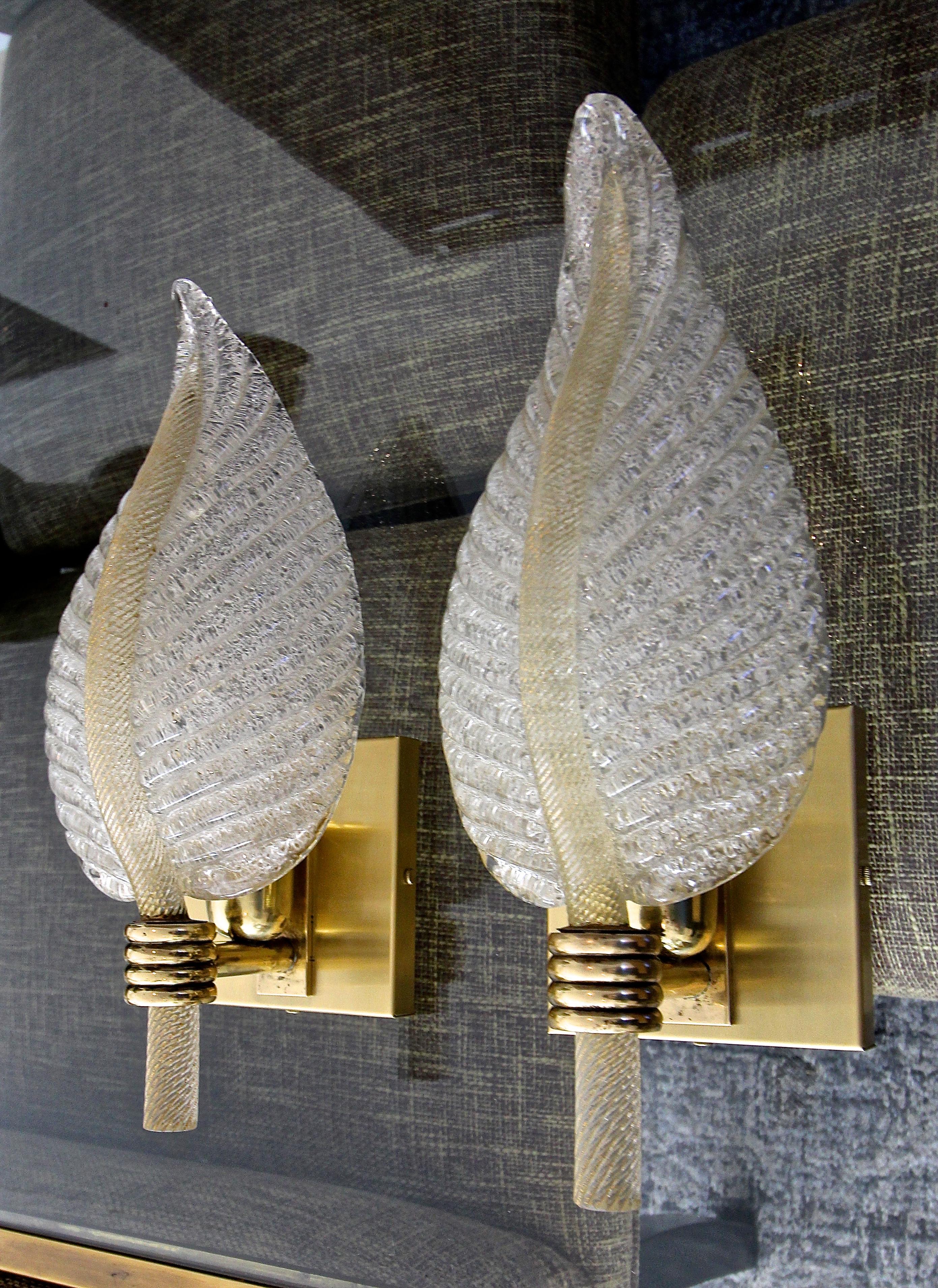 Pair of Murano glass wall sconces in leaf shape form, manufactured by Barovier & Toso in the early 1950s. Finely twisted glass stem infused with gold flecks and the reverse side of the leaf in the 