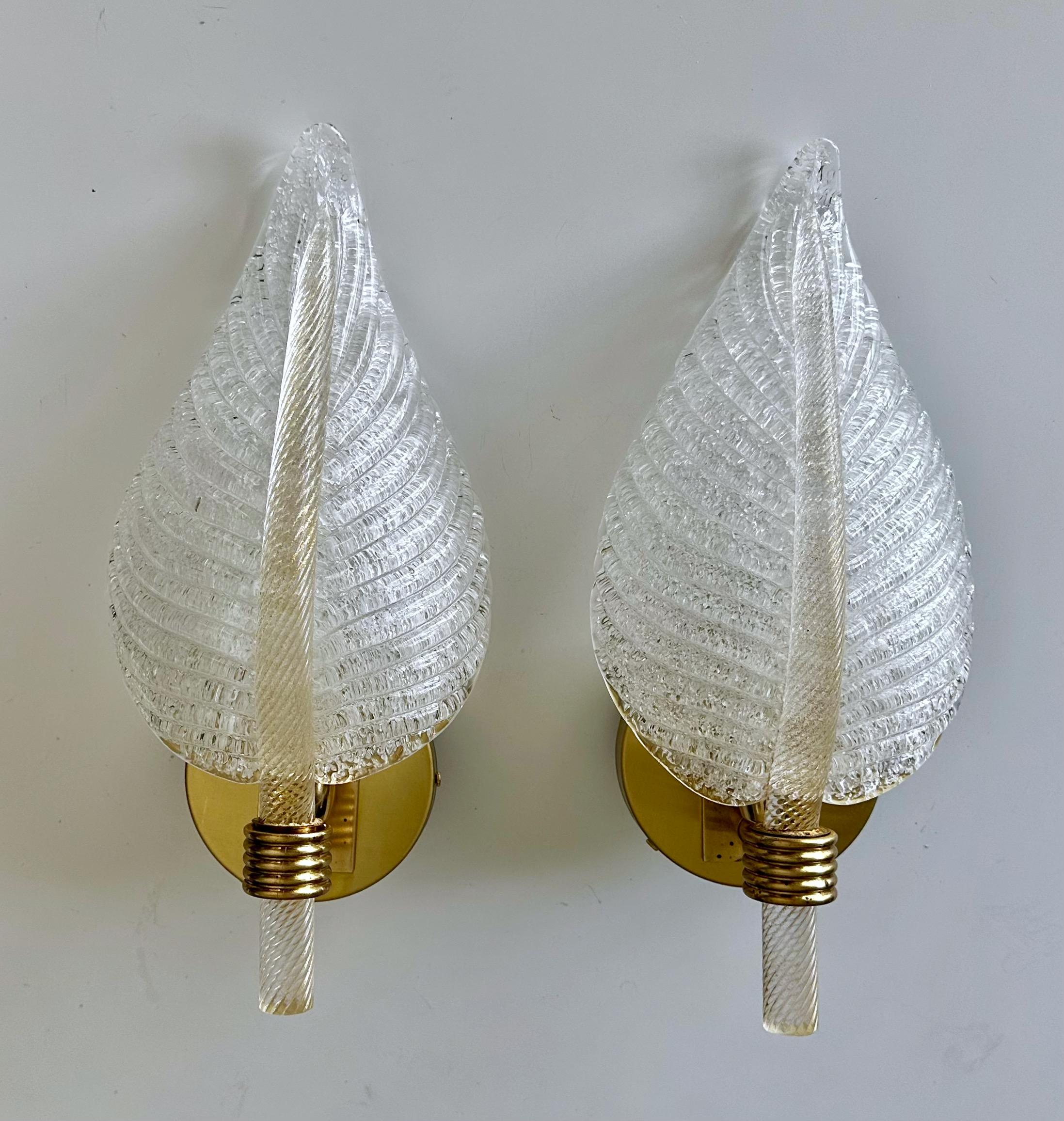 Coppia di applique in vetro soffiato a mano di Murano a forma di foglia, prodotte da Barovier&Toso all'inizio degli anni '50. Il gambo in vetro finemente ritorto è infuso con macchie d'oro e il rovescio della foglia è realizzato con la tecnica del
