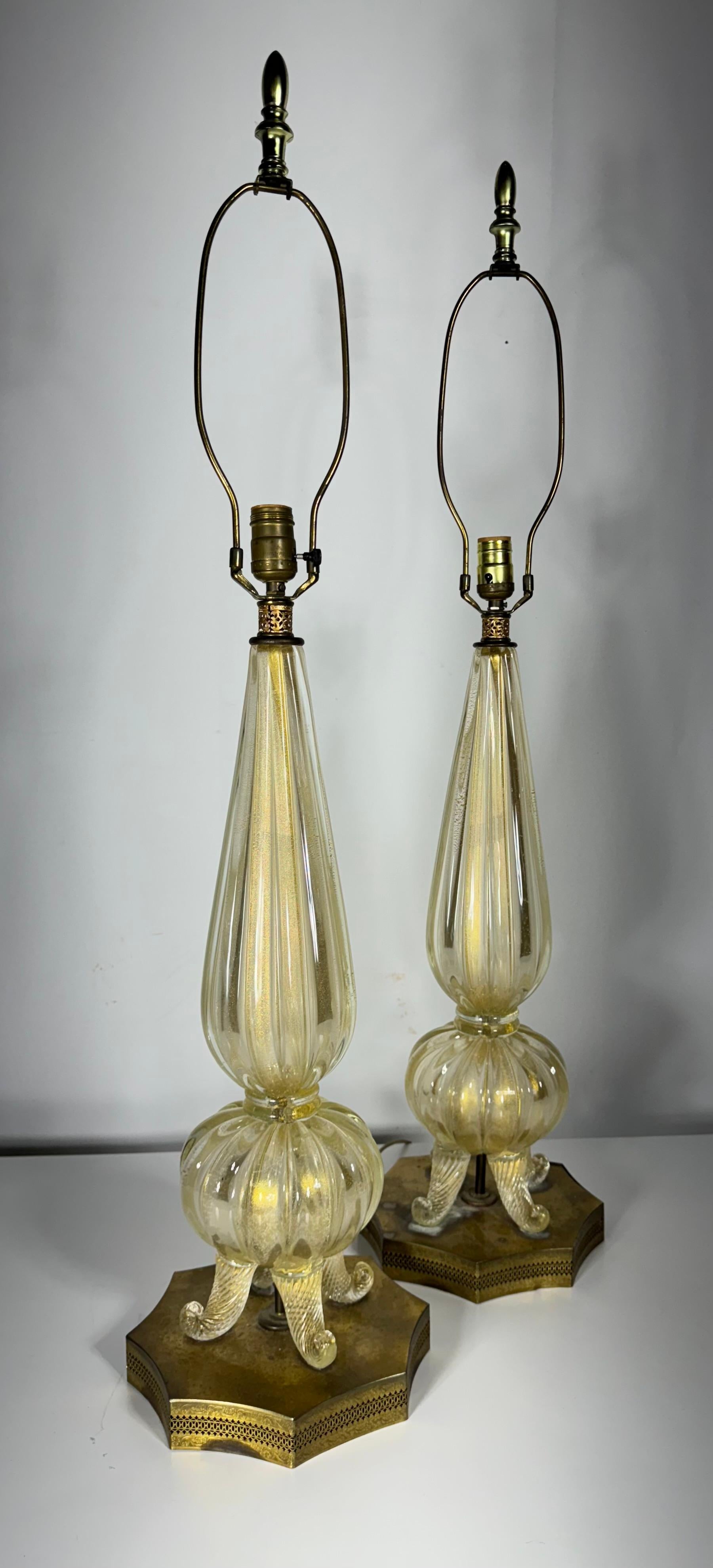 Superbe paire de lampes de table en verre soufflé à la main de Murano avec beaucoup d'inclusions d'or, par Barovier&Toso.,, petits défauts sur les bases en laiton d'origine,, 