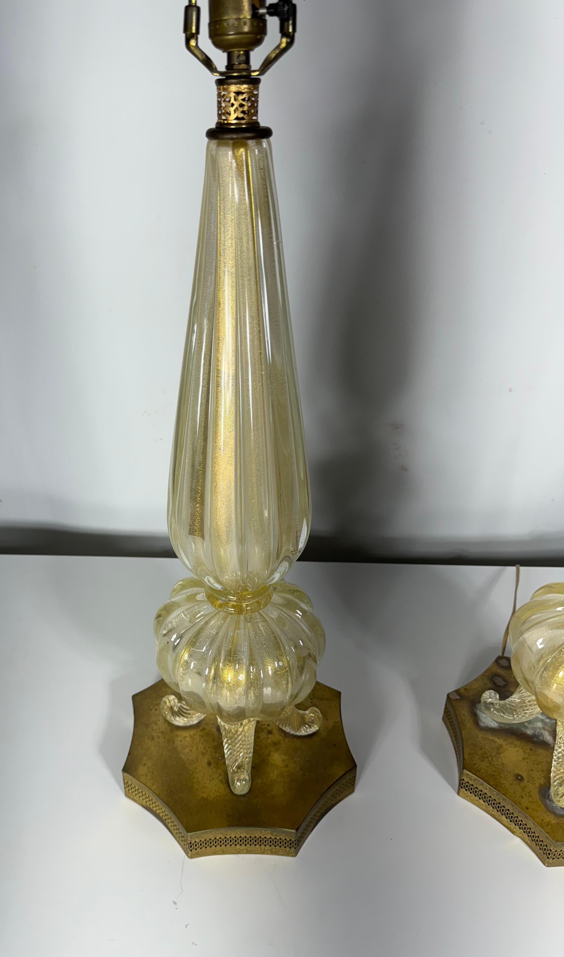 Mid-Century Modern Paire de lampes de bureau italiennes Barovier & Toso Murano à pieds en or en vente
