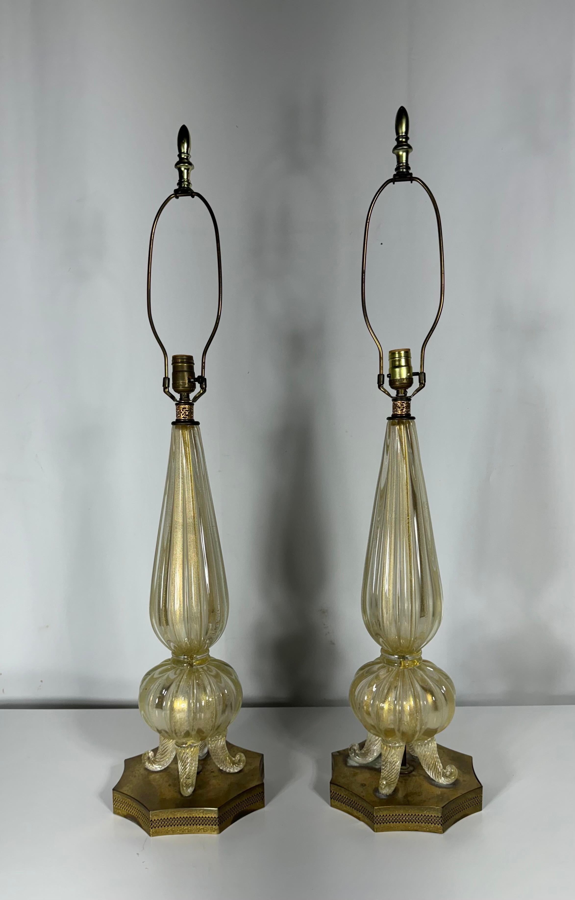 Fait main Paire de lampes de bureau italiennes Barovier & Toso Murano à pieds en or en vente
