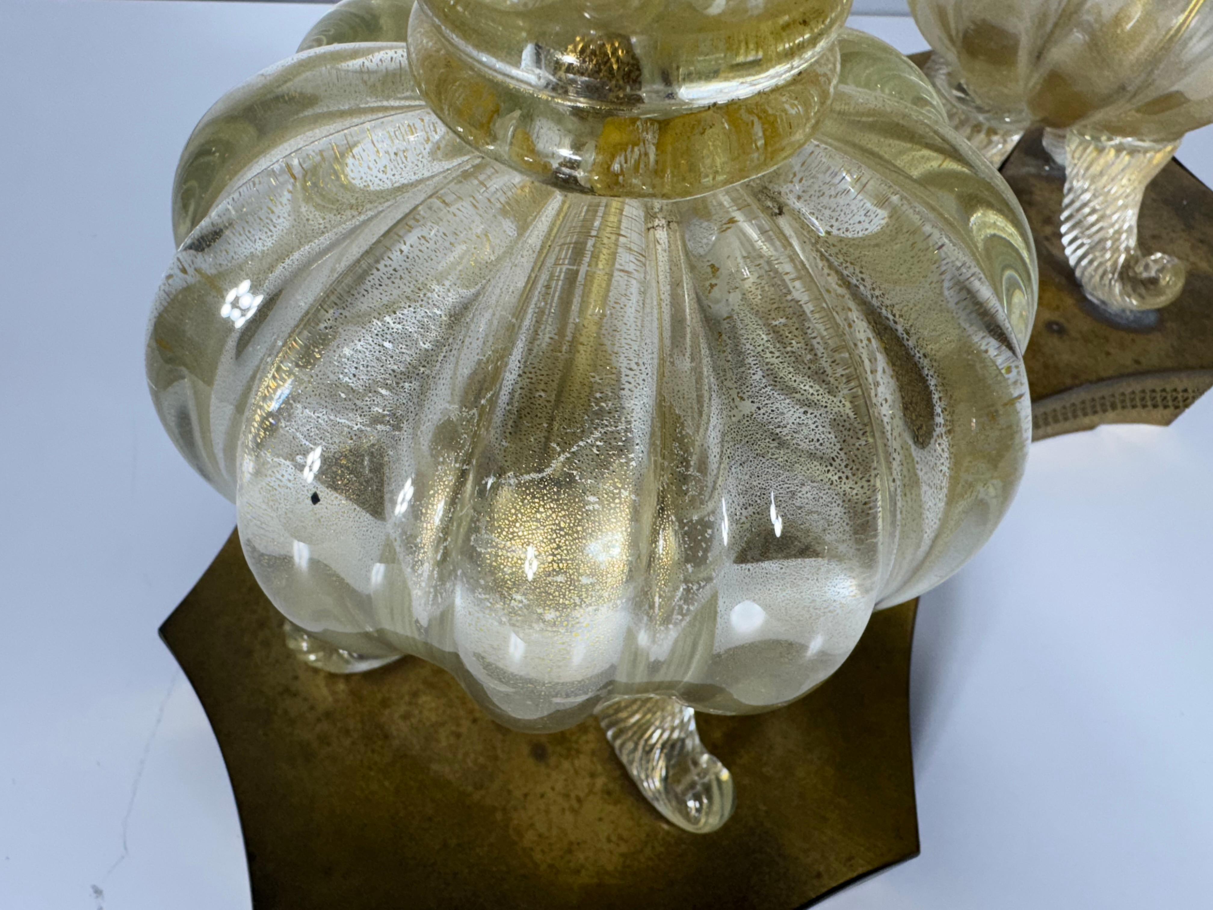 Laiton Paire de lampes de bureau italiennes Barovier & Toso Murano à pieds en or en vente