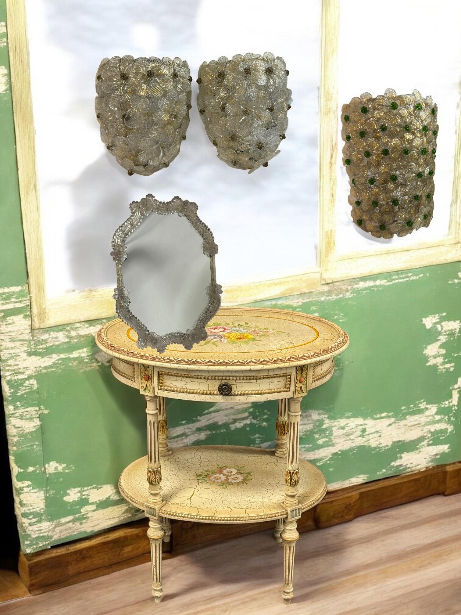 Magnifique paire d'appliques italiennes soufflées à la main, représentant des fleurs de cristal qui se chevauchent, dorées avec des inclusions de mouchetures de feuilles d'or 23 carats, montées sur un cadre en forme de panier. Chaque luminaire