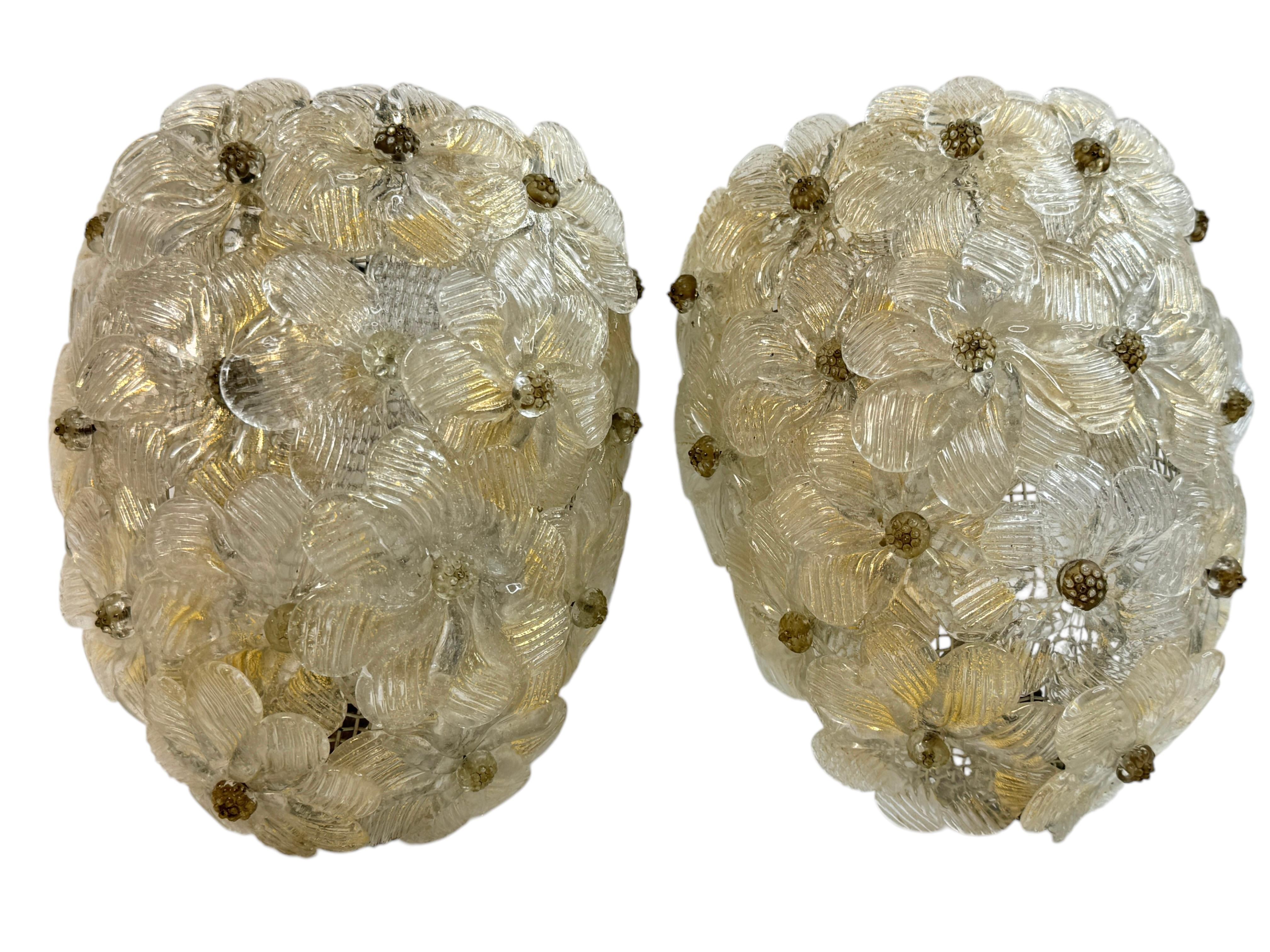 Milieu du XXe siècle Paire d'appliques Barovier&Toso Verre de Murano or et panier de fleurs de glace, années 1950
