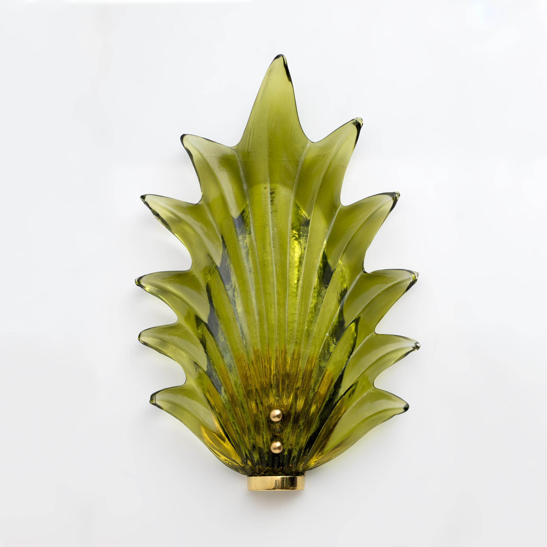 Beautiful Murano glass leaves of a wonderful green color, made even more beautiful by the polished brass base. The wall lights are made up of a brass structure which is fixed to the wall using dowels and a large green Murano glass leaf inserted into