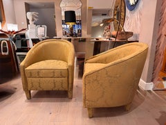 Pareja de sillas de bañera con respaldo de barril en damasco de seda tejida