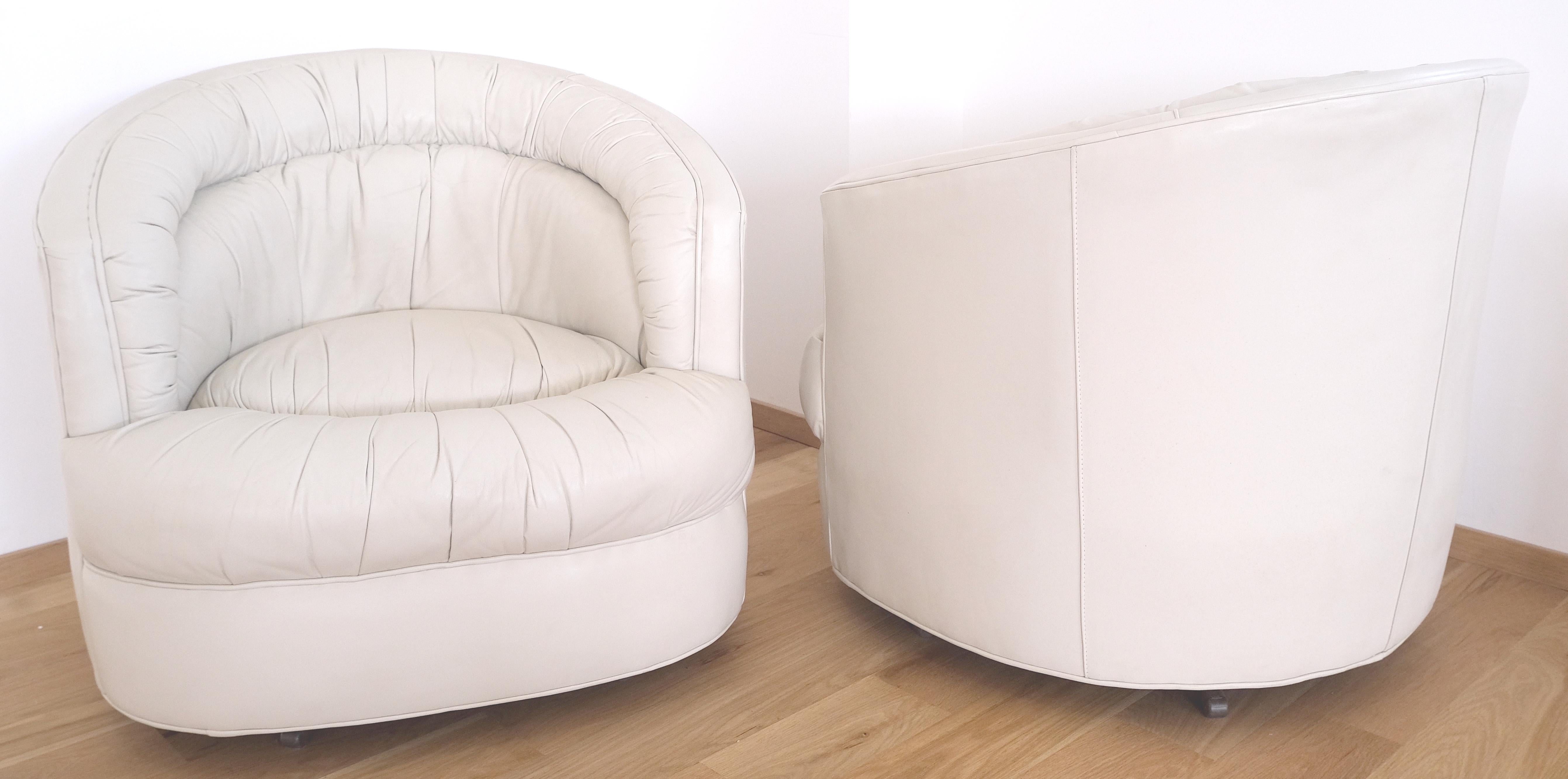 Mid-Century Modern Paire de chaises longues pivotantes en cuir Off-White à dossier arrondi MINT ! en vente