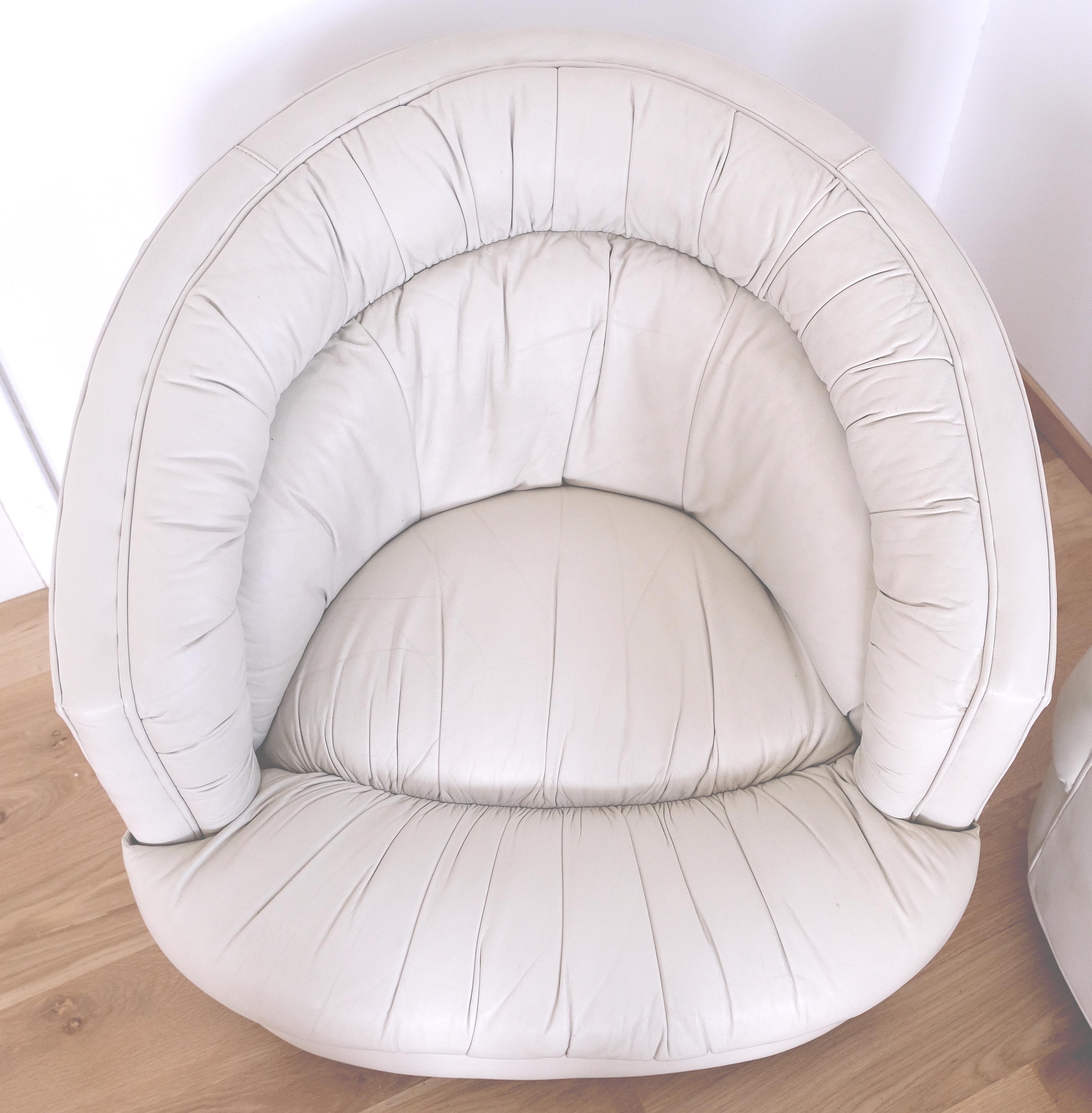 20ième siècle Paire de chaises longues pivotantes en cuir Off-White à dossier arrondi MINT ! en vente