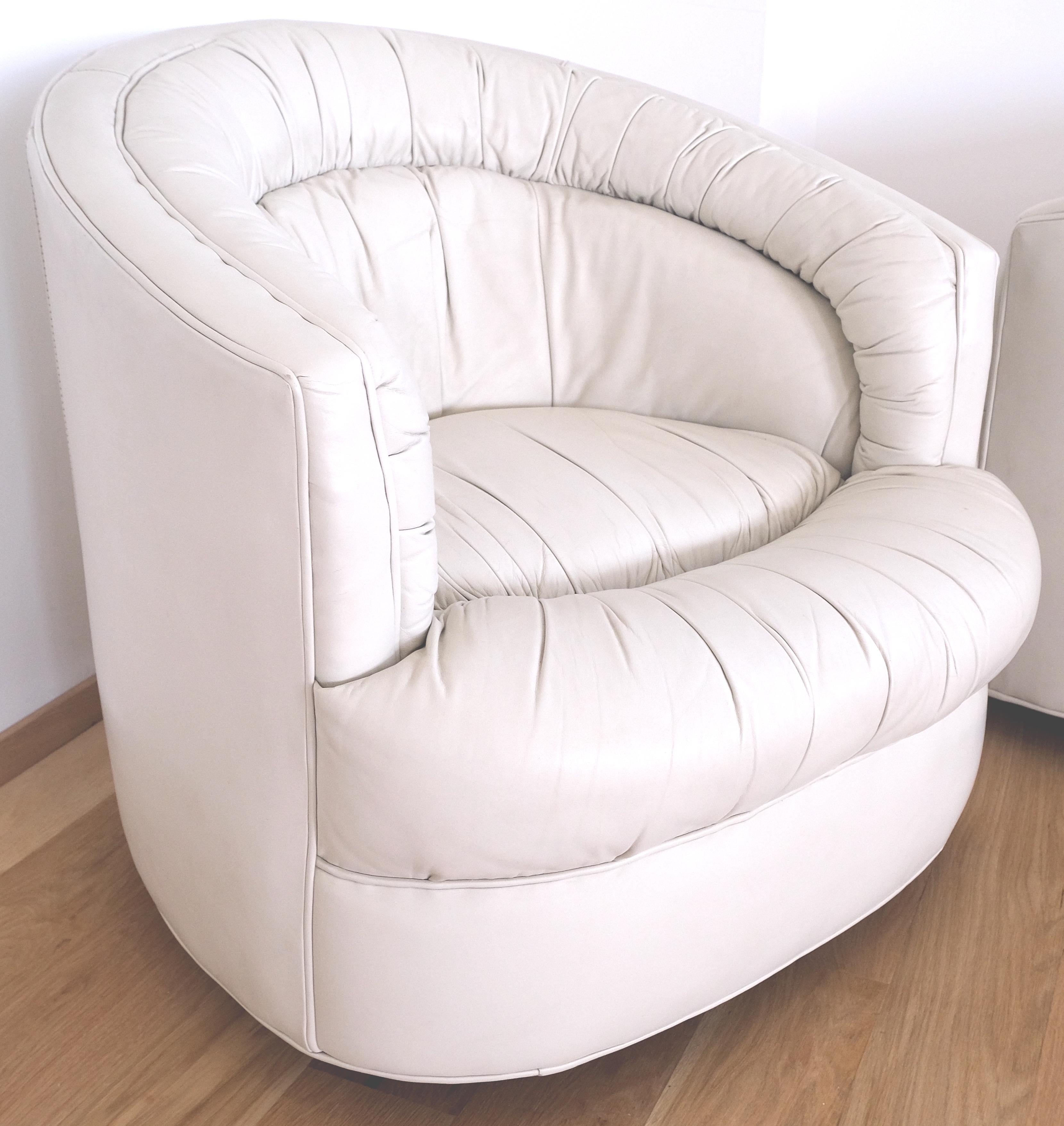 Tissu d'ameublement Paire de chaises longues pivotantes en cuir Off-White à dossier arrondi MINT ! en vente