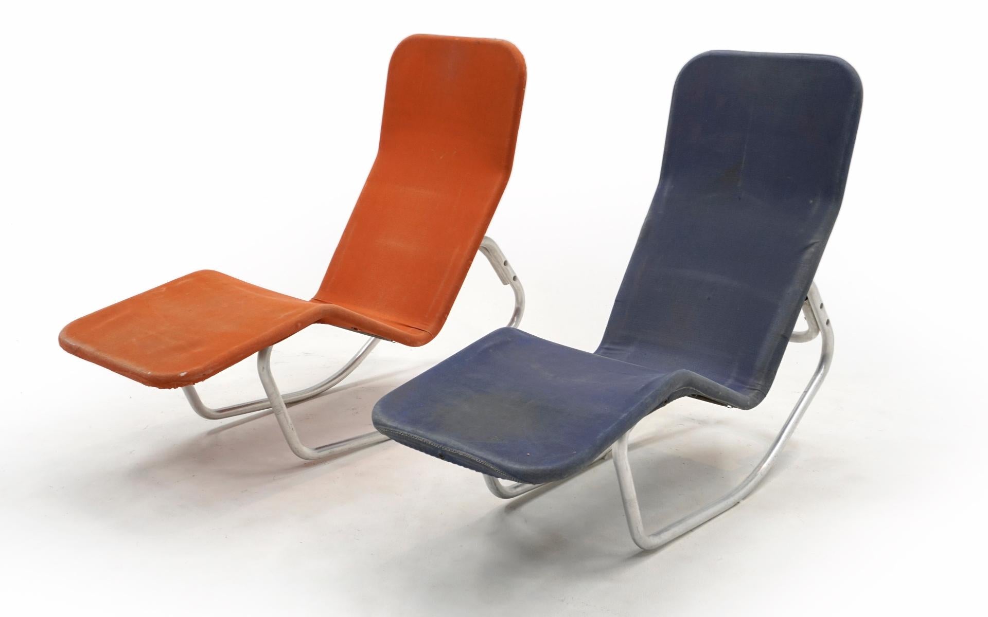 Zwei 1940er Barwa Indoor / Outdoor Chaise Lounge Stühle mit den ursprünglichen orange und blau Leinwand Abdeckungen über dem Aluminium-Rohrrahmen. Sehr leicht, robust und funktionell. Lehnen Sie sich zurück, und der Stuhl lehnt sich zurück. Diese