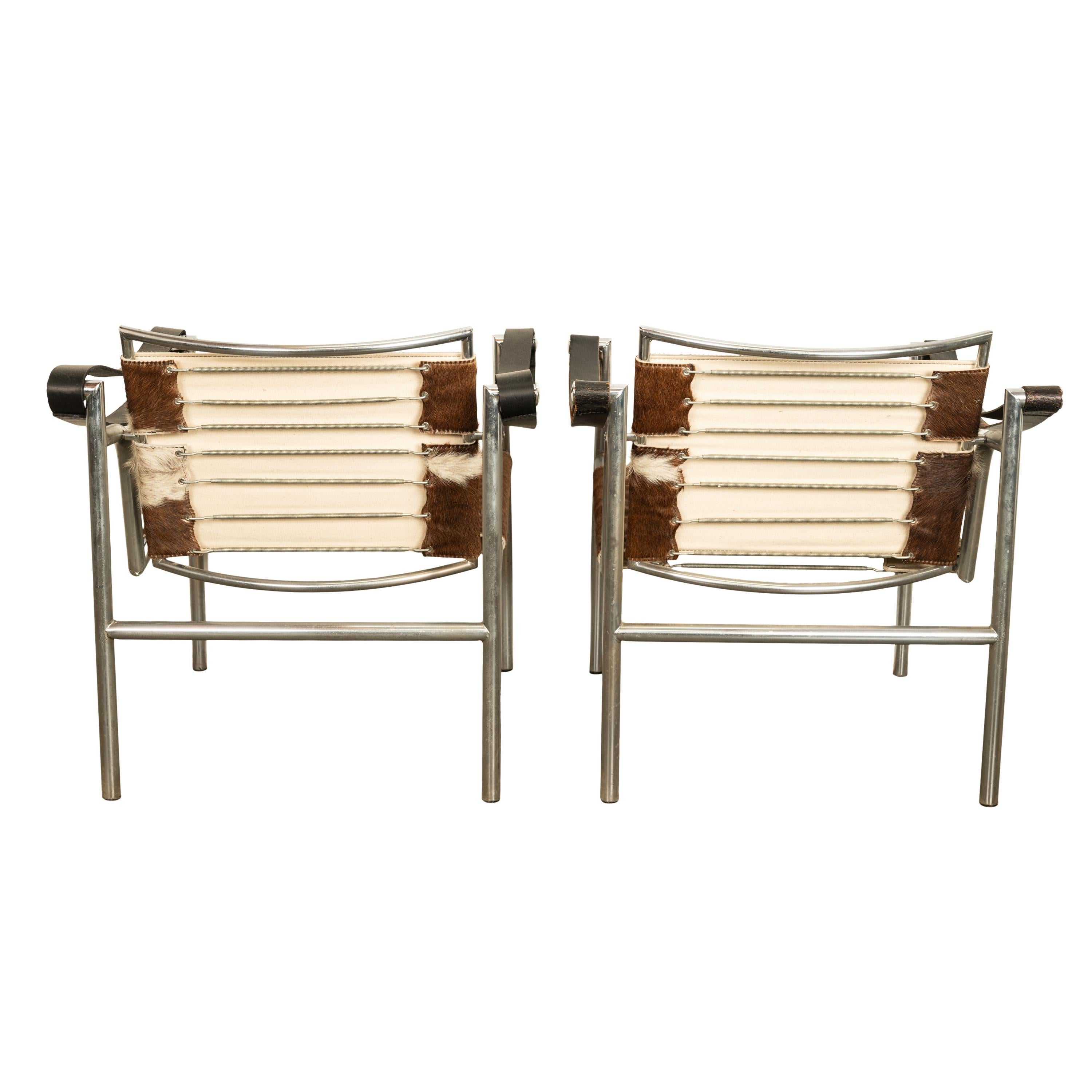 Cuir de vache Paire de fauteuils Bauhaus Basculant LC1 Le Corbusier cuir de vache Cassina des années 1960 en vente