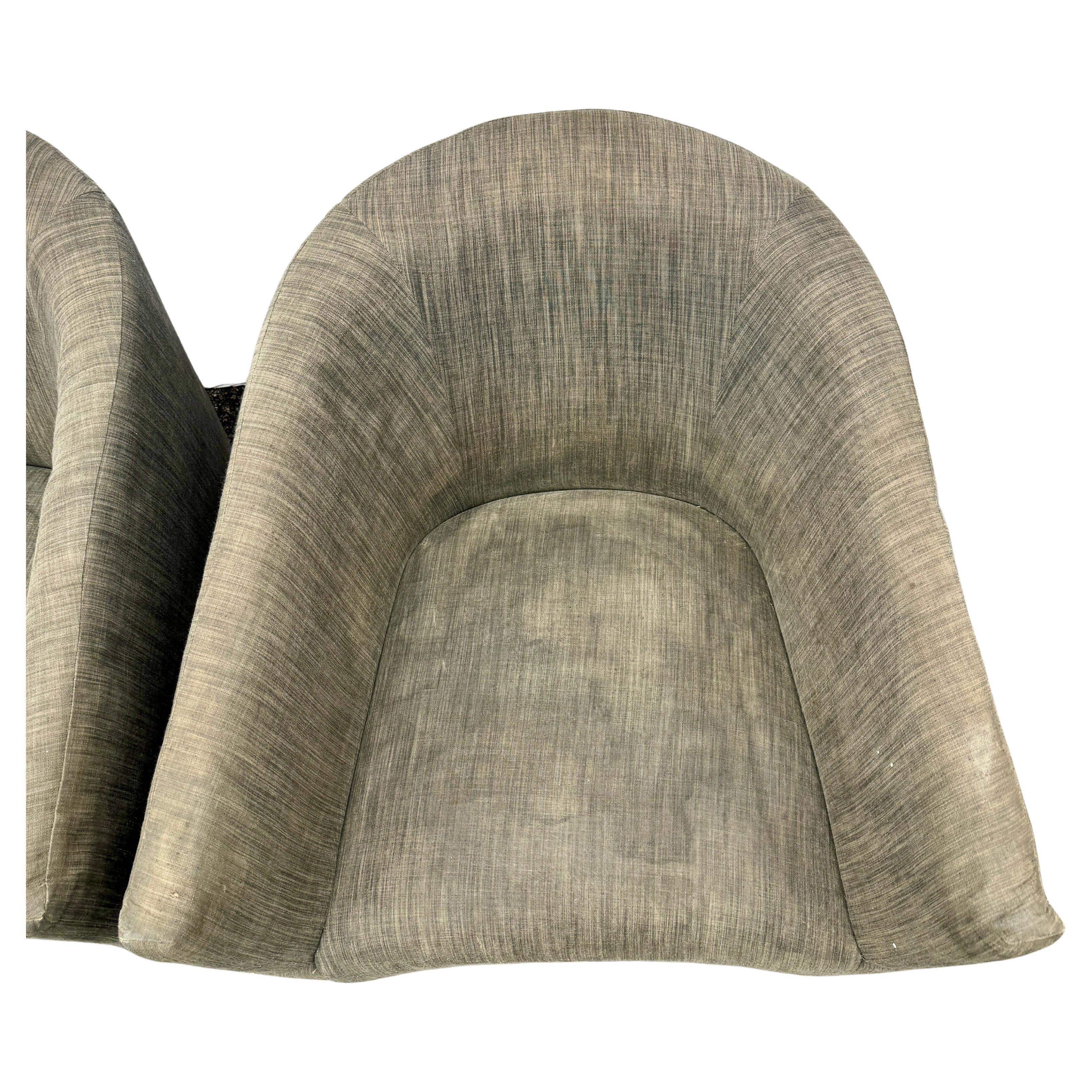 Diese Vintage Paar Mid-Century Stühle haben große hat wunderbare einfache klassische Linien. Sie sind ein sehr solides Paar mit einem stabilen Sockel und haben ihre ursprüngliche Polsterung. Der Stoff auf diesen Stühlen hat eine große Mid-Century