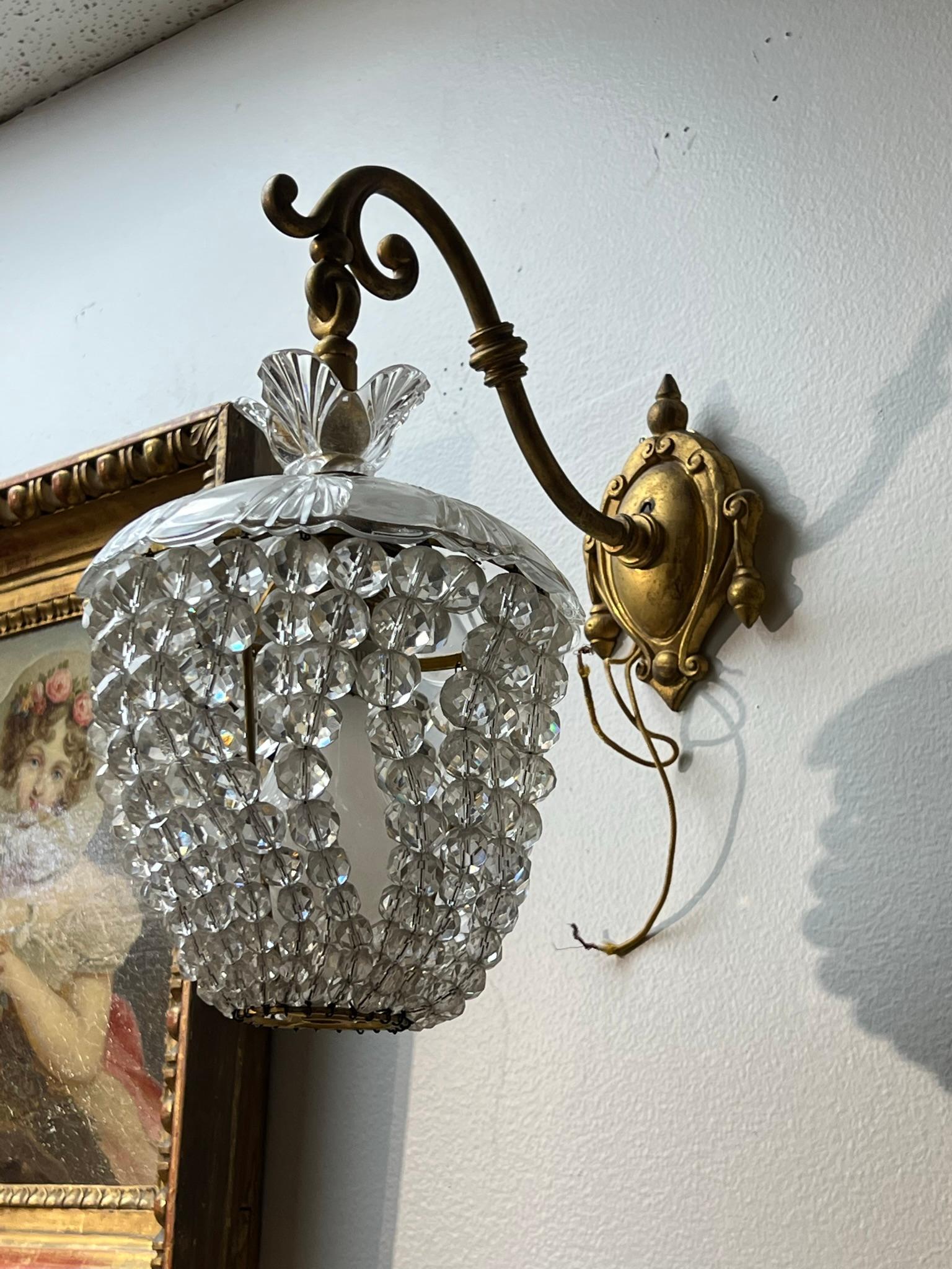 Paar Wandleuchter aus Perlenglas und vergoldeter Bronze im Zustand „Gut“ im Angebot in New York, NY
