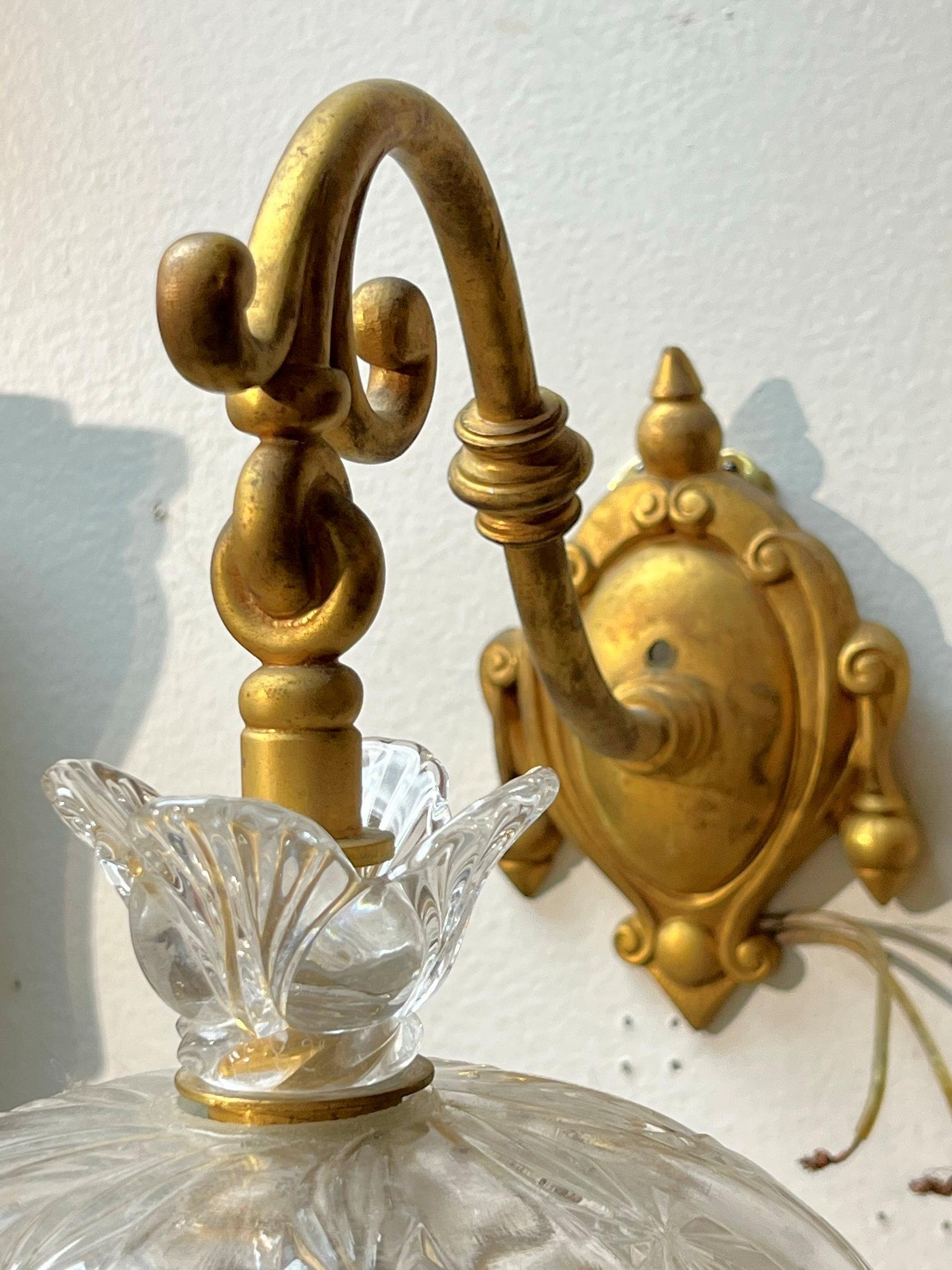 Paar Wandleuchter aus Perlenglas und vergoldeter Bronze (Glas) im Angebot