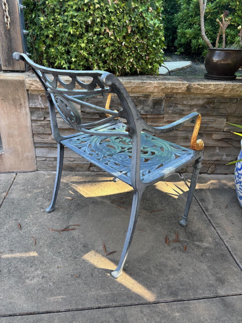 Coppia di sedie da patio in alluminio fuso in stile neoclassico splendidamente dettagliate di Molla in vendita 2