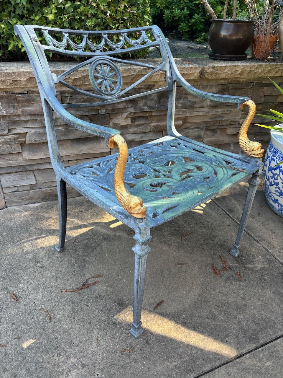 Coppia di sedie da patio in alluminio fuso neo-classiche, splendidamente dettagliate, realizzate da Molla. Le sedie presentano l'originale finitura patinata Verdigris.  Si prega di confermare il prezzo di spedizione effettivo prima dell'acquisto, 