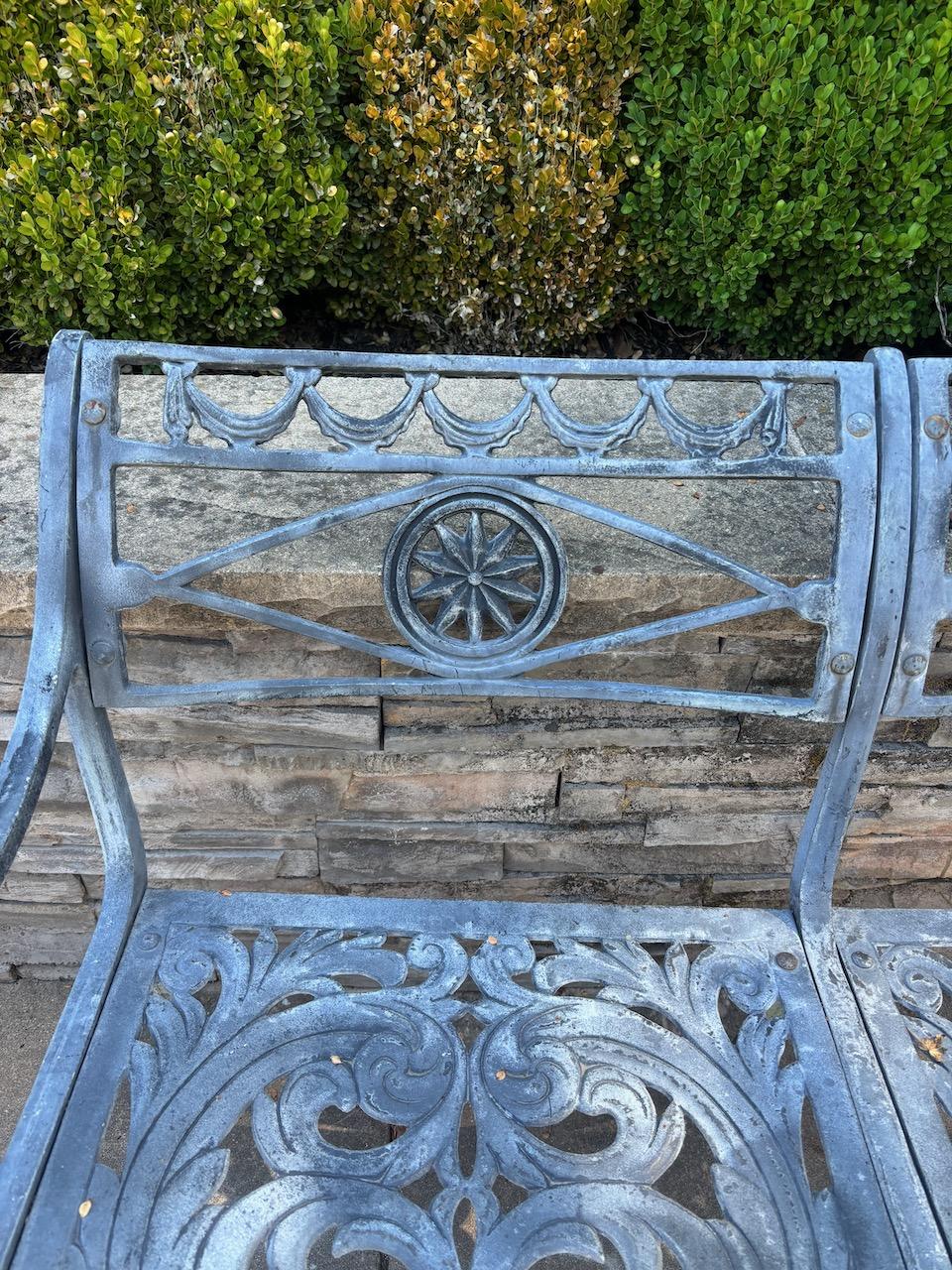Neoclassico Coppia di sedie da patio in alluminio fuso in stile neoclassico splendidamente dettagliate di Molla in vendita