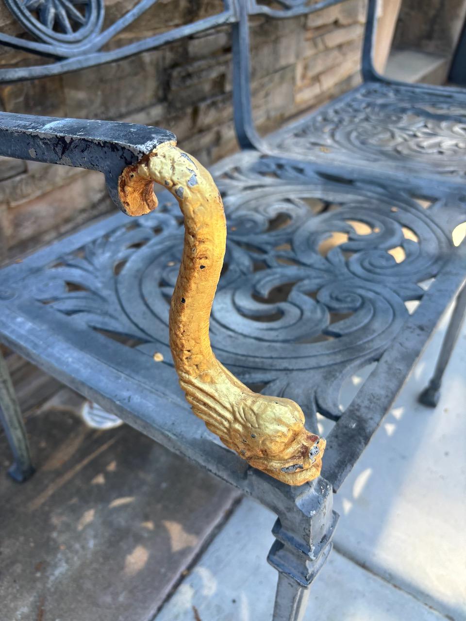 Americano Coppia di sedie da patio in alluminio fuso in stile neoclassico splendidamente dettagliate di Molla in vendita