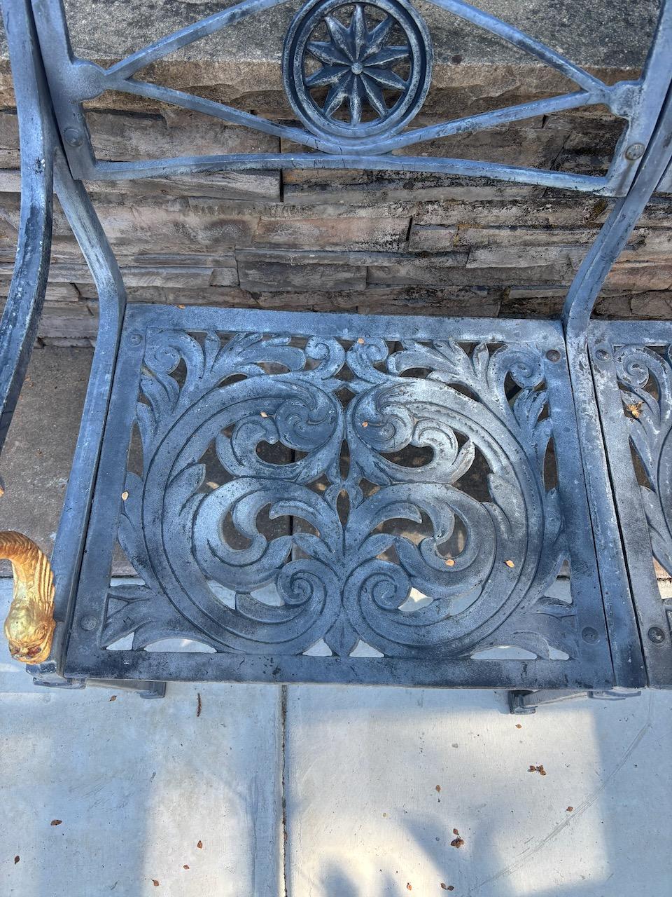 Calco Coppia di sedie da patio in alluminio fuso in stile neoclassico splendidamente dettagliate di Molla in vendita