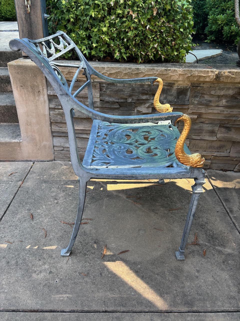 Coppia di sedie da patio in alluminio fuso in stile neoclassico splendidamente dettagliate di Molla in vendita 1