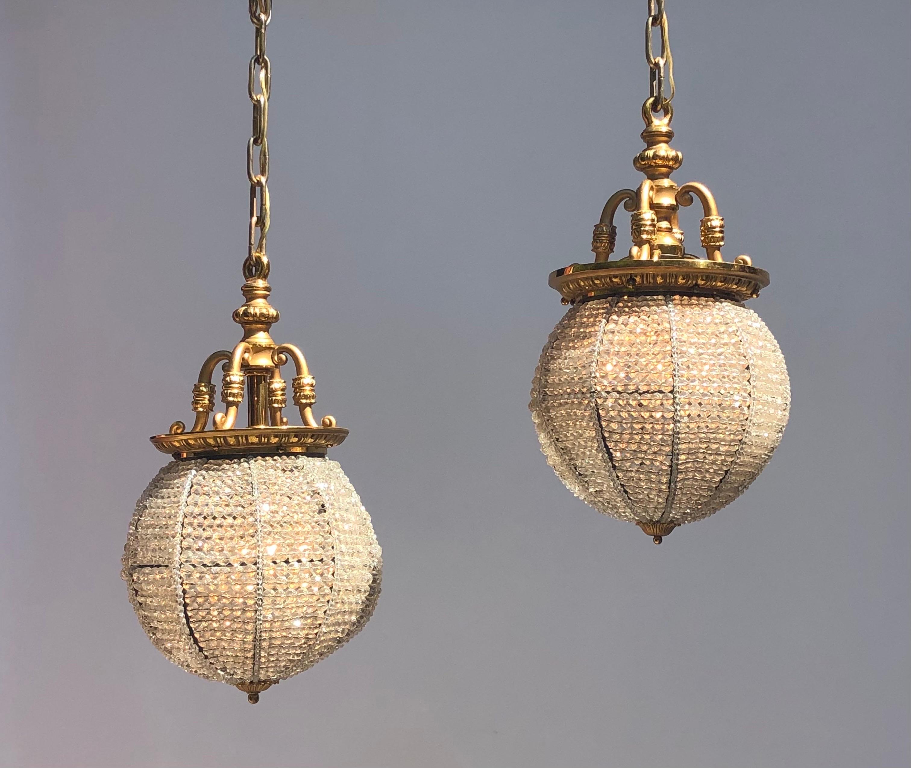 Paire de lustres/pendentifs sphériques Belle Époque en bronze et cristal perlé en vente 8