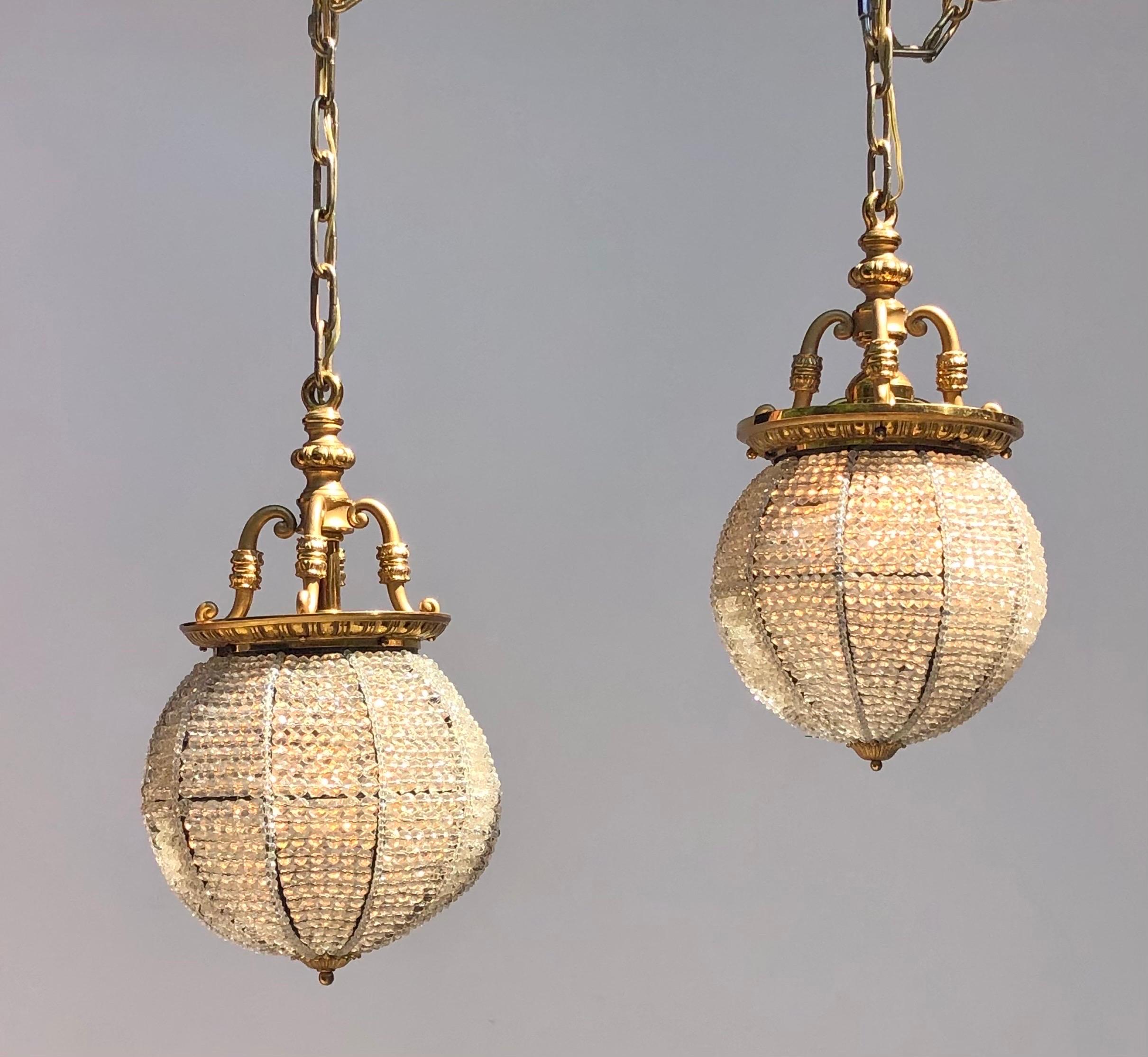 Américain Paire de lustres/pendentifs sphériques Belle Époque en bronze et cristal perlé en vente