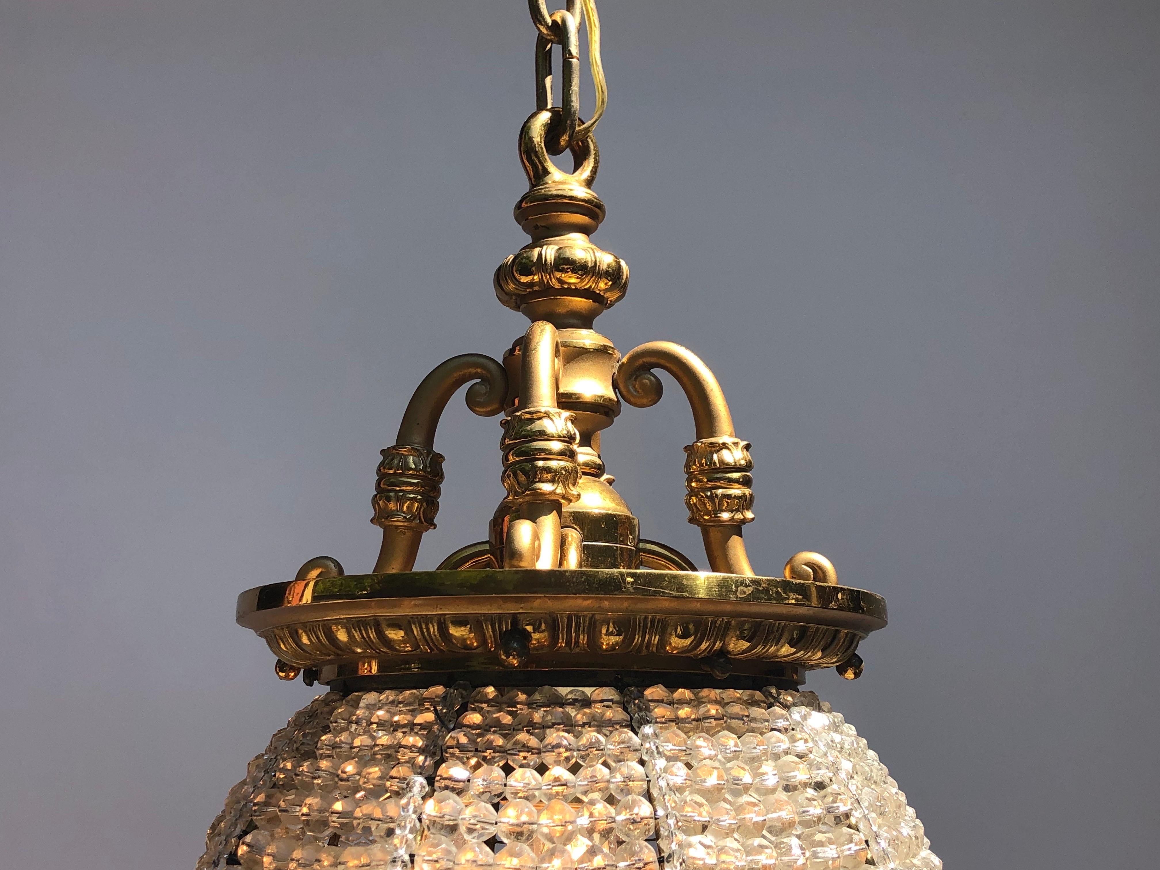 Bronze Paire de lustres/pendentifs sphériques Belle Époque en bronze et cristal perlé en vente